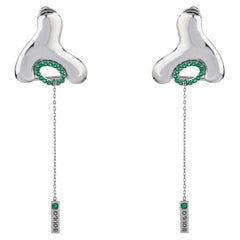 Einzigartiger Wishbone-Ohrring aus Silber mit grünen Steinen und Kettentropfen von Boulo 