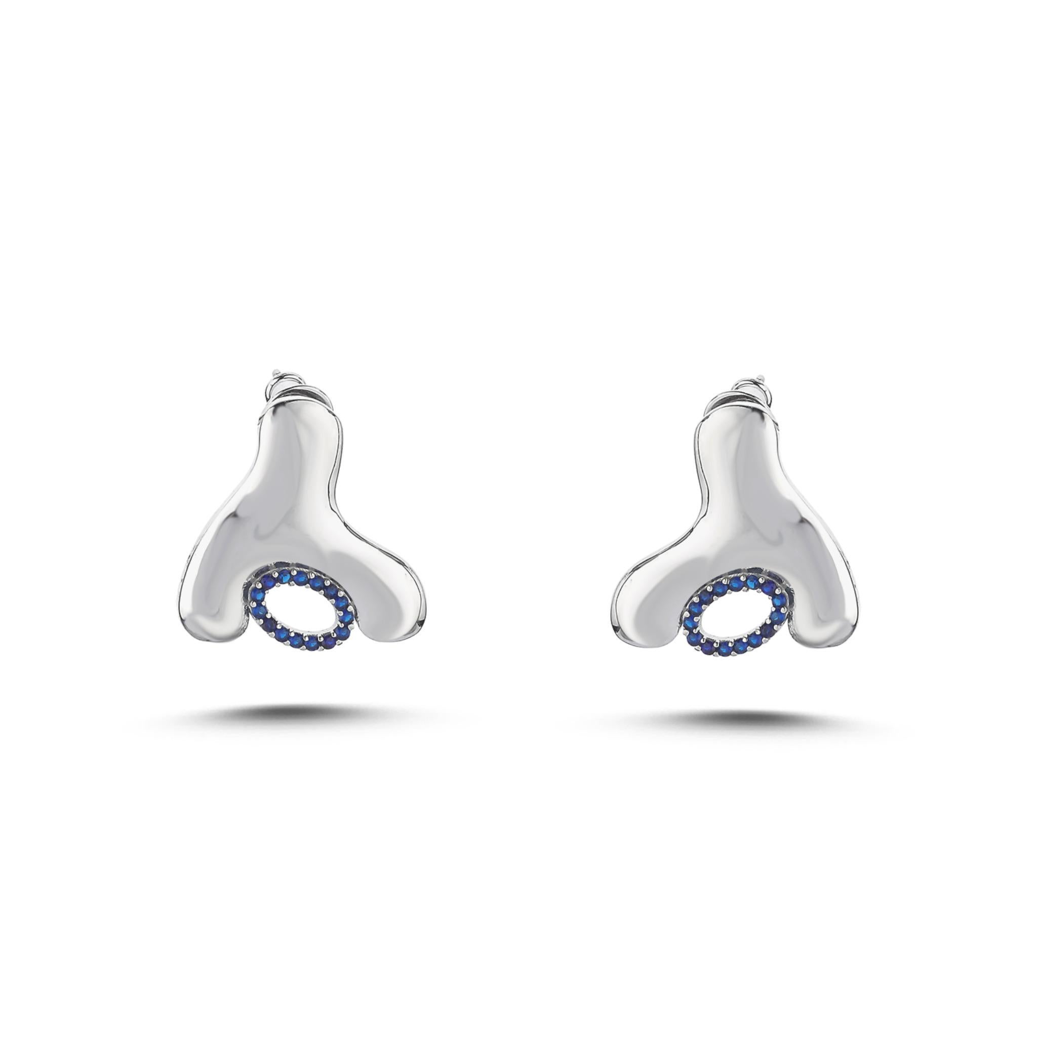 Der Wishbone-Ohrring wurde entworfen, um gewöhnliche Stücke durch Spaß und Einzigartigkeit zu bekämpfen. Die Wishbone-Ohrringe bieten ein einzigartiges Design und können auch ohne Kette getragen werden, indem der kleine Steg einfach aus der Schlaufe
