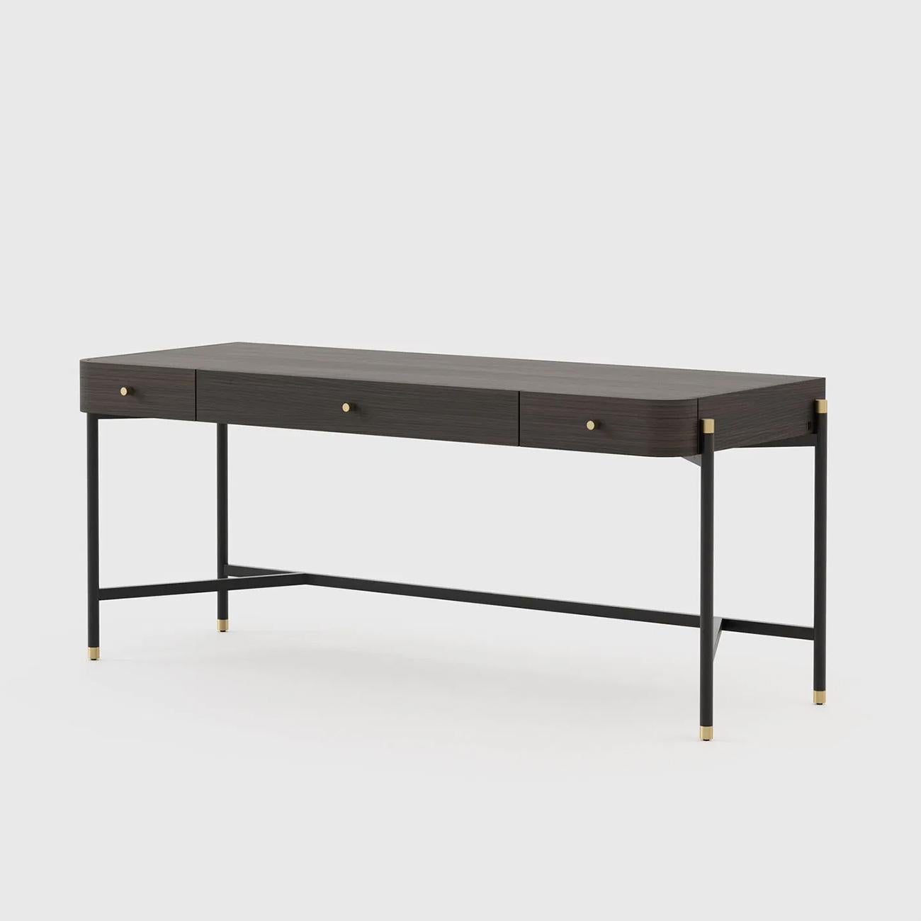 Schreibtisch mit Struktur aus Eiche in gesmokter Eiche
matte Oberfläche mit geschwärzten Eisenfüßen und -sockel,
Endfüße aus poliertem, goldfarbenem Edelstahl. 
Mit anderen polierten Edelstahldetails in Goldoptik.
Auf Anfrage auch mit einer
