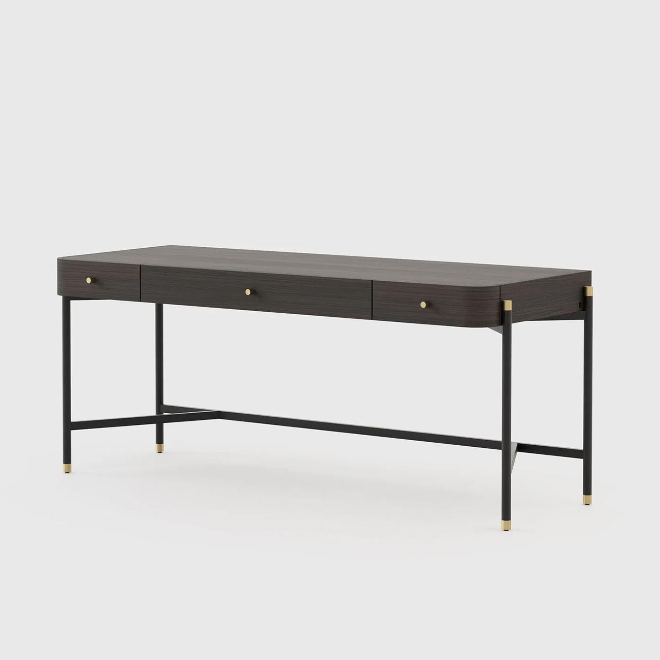 Bureau bount avec structure en chêne en chêne smocké
finition mate avec pieds et base en fer noirci. Avec 
détails en acier inoxydable poli et finition dorée.
Egalement disponible avec un sous-main en cuir sur demande.
et également disponible avec