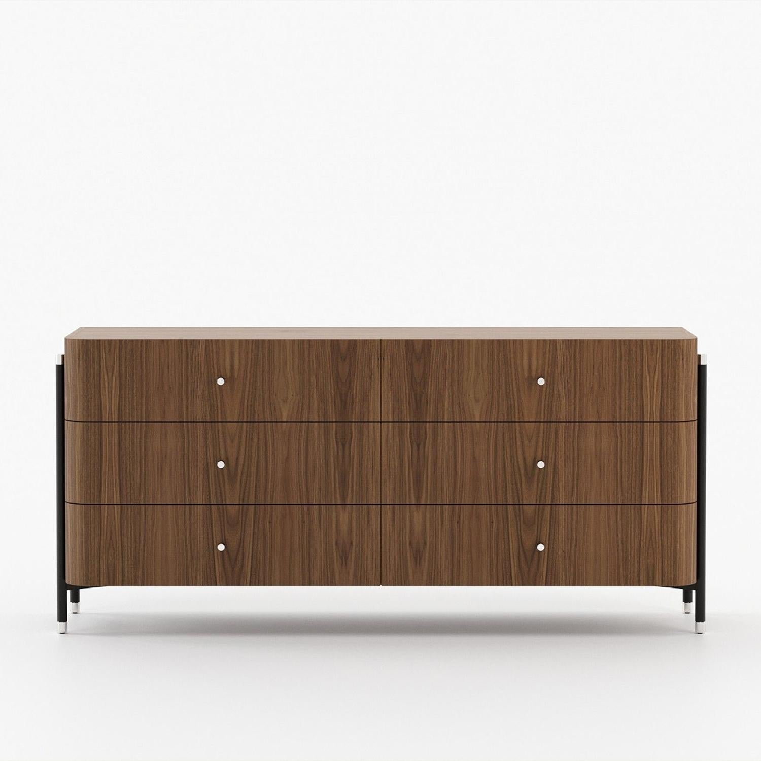 Chest of Drawers Bount Large with structure in walnut wood in matte 
finish, with 6 drawers with easy glide system. With blackened 
steel feet with steel details in polished stainless steel finish.
Also available with other wood finishes on request.