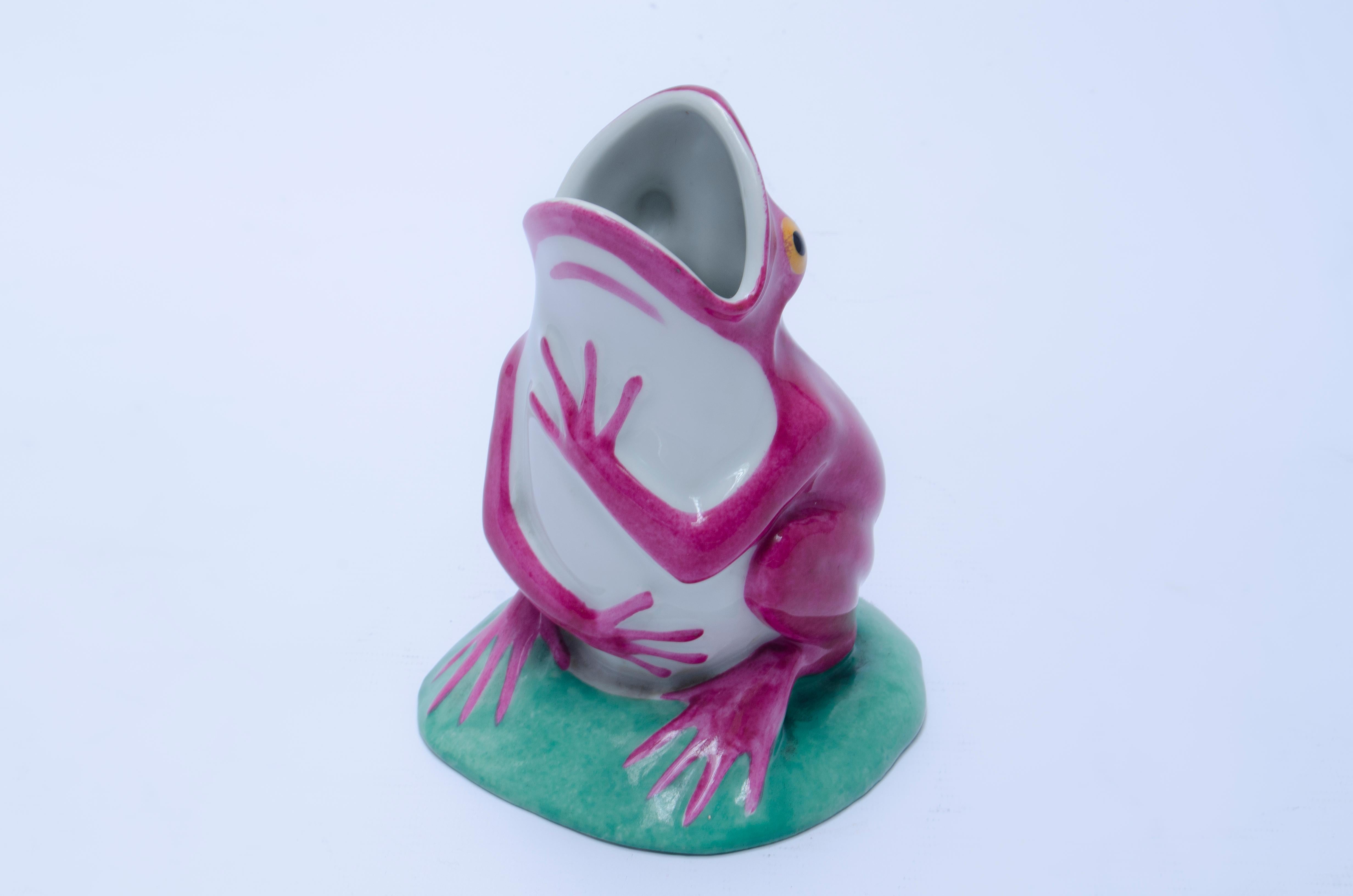 Frosch aus Keramik von Edouard Marcel Sandoz (1881-1971), hergestellt von Haviland.

Wapler, Jacques-Ph. (1999) 
