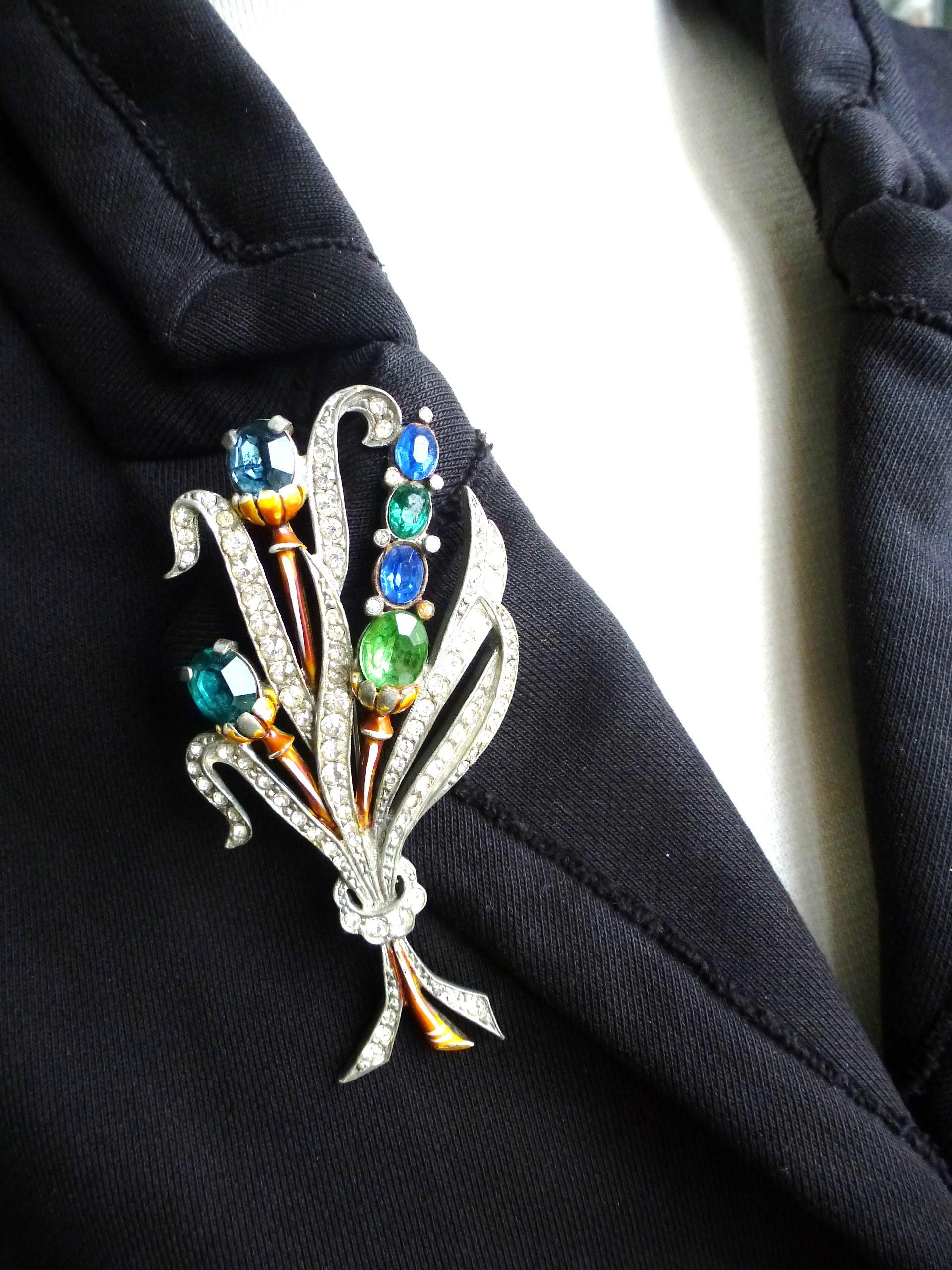 Bouquet brooch from the 1930/40s with blue, green and clear rhinestones, potash  For Sale 2
