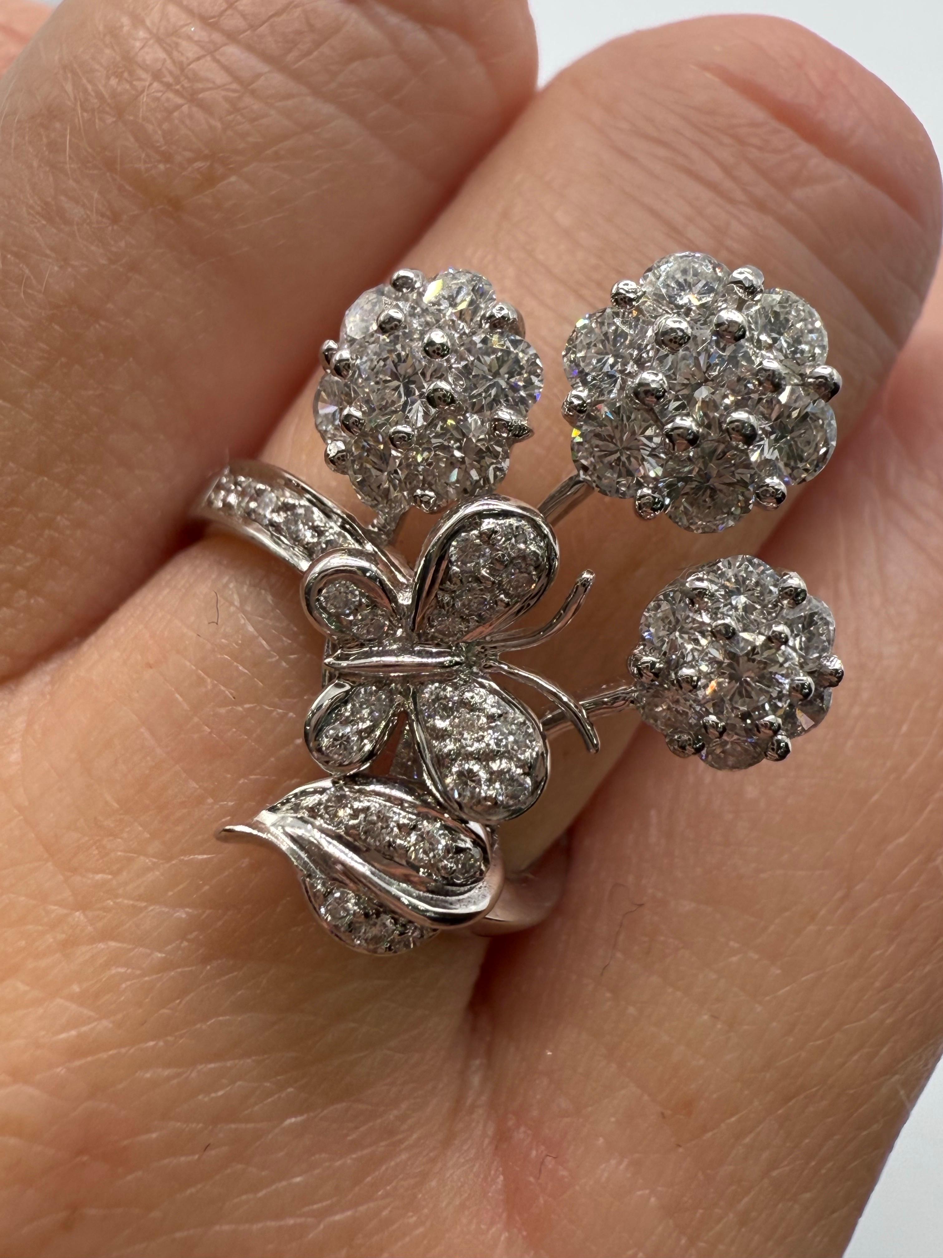 Stupendo anello con diamante a bouquet floreale in oro bianco 18KT. I diamanti hanno un totale di 1,94 carati VS-SI chiarezza F-G colore. L'anello è una misura 7 e può essere adattato alla maggior parte delle misure.

**Tutti gli oggetti lasciano la