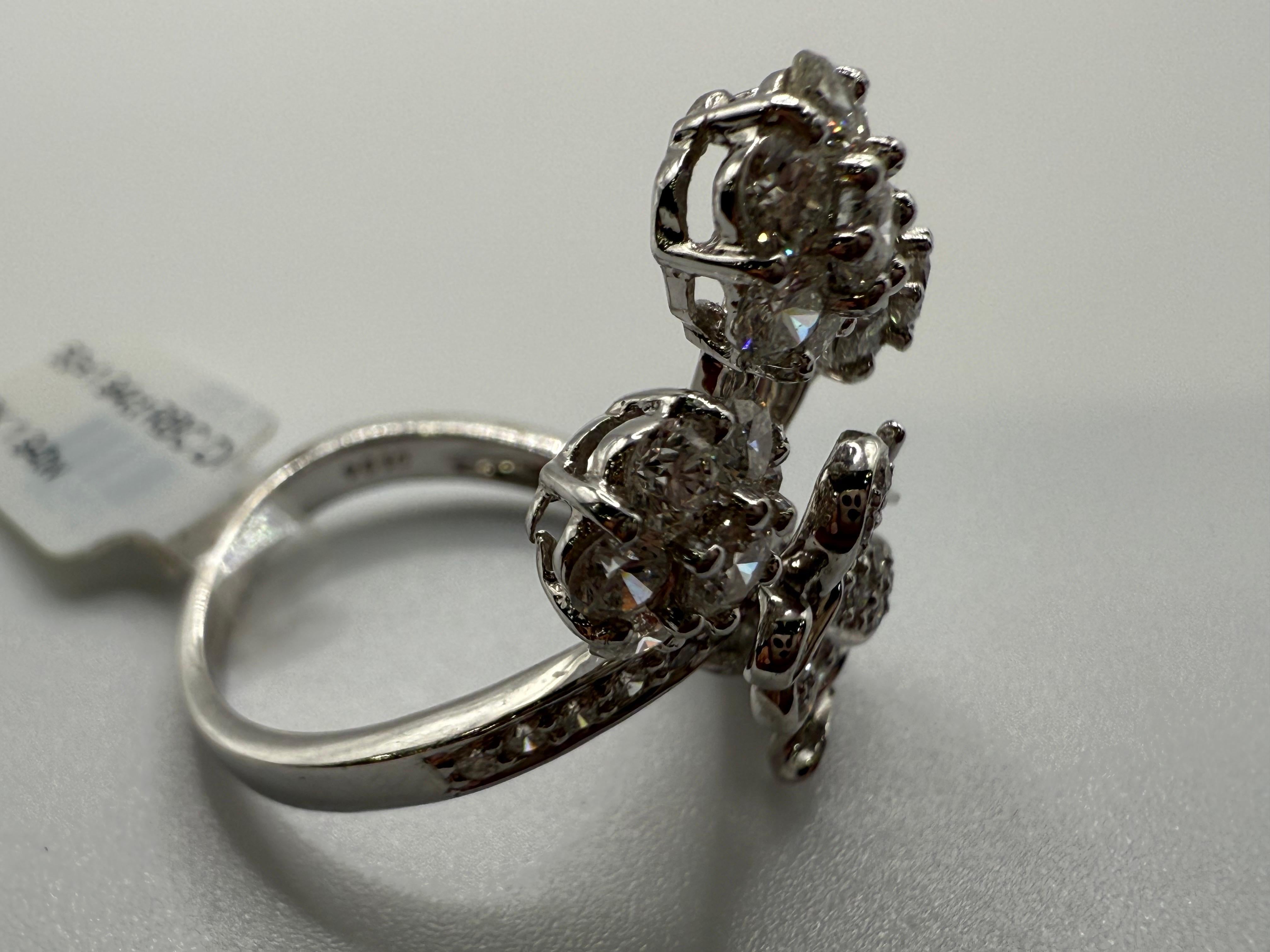 Taglio rotondo Anello Bouquet Diamond Anello cocktail in oro bianco 18KT Anello floreale in vendita