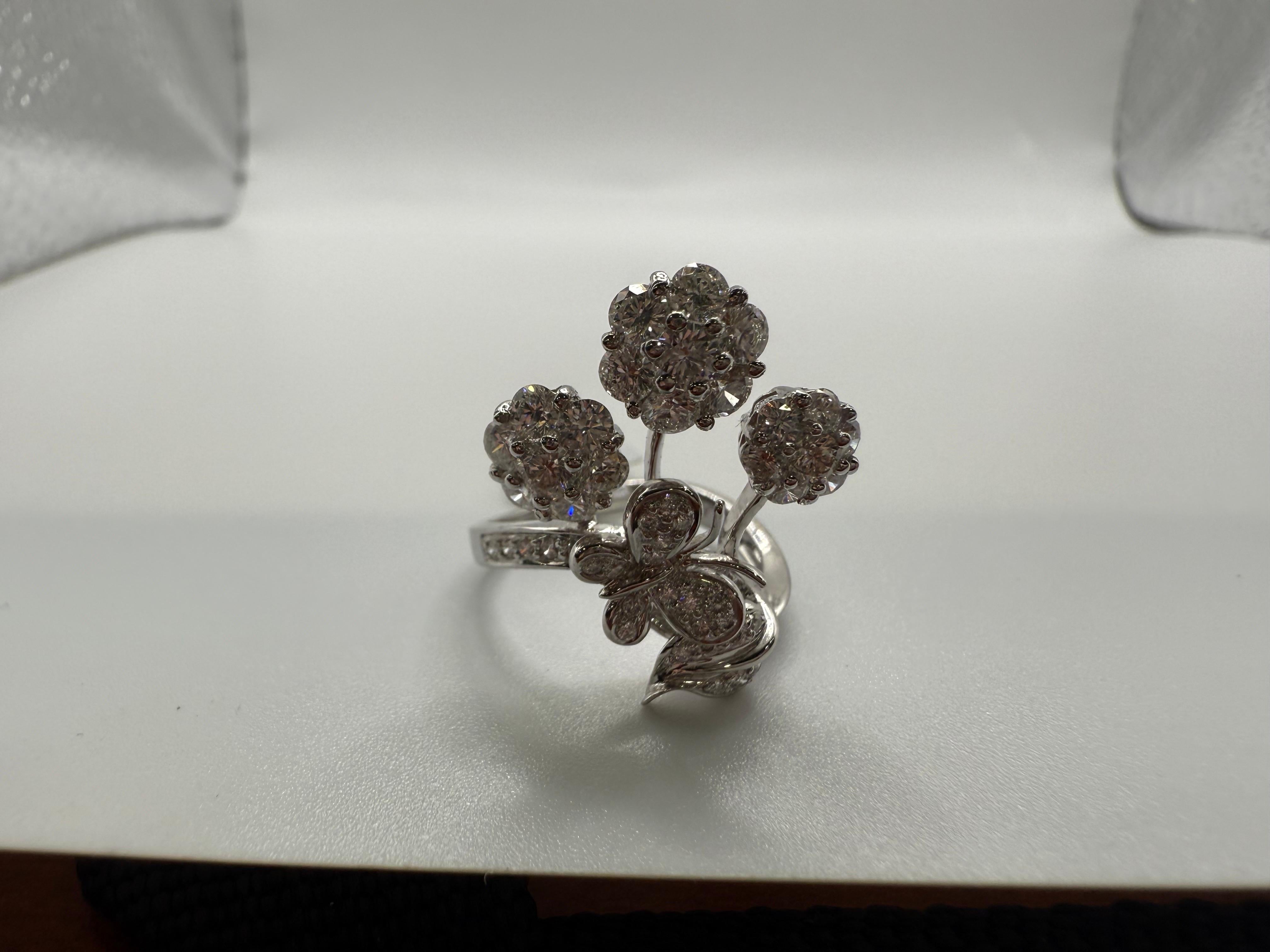 Anello Bouquet Diamond Anello cocktail in oro bianco 18KT Anello floreale In condizioni Nuovo in vendita a Boca Raton, FL