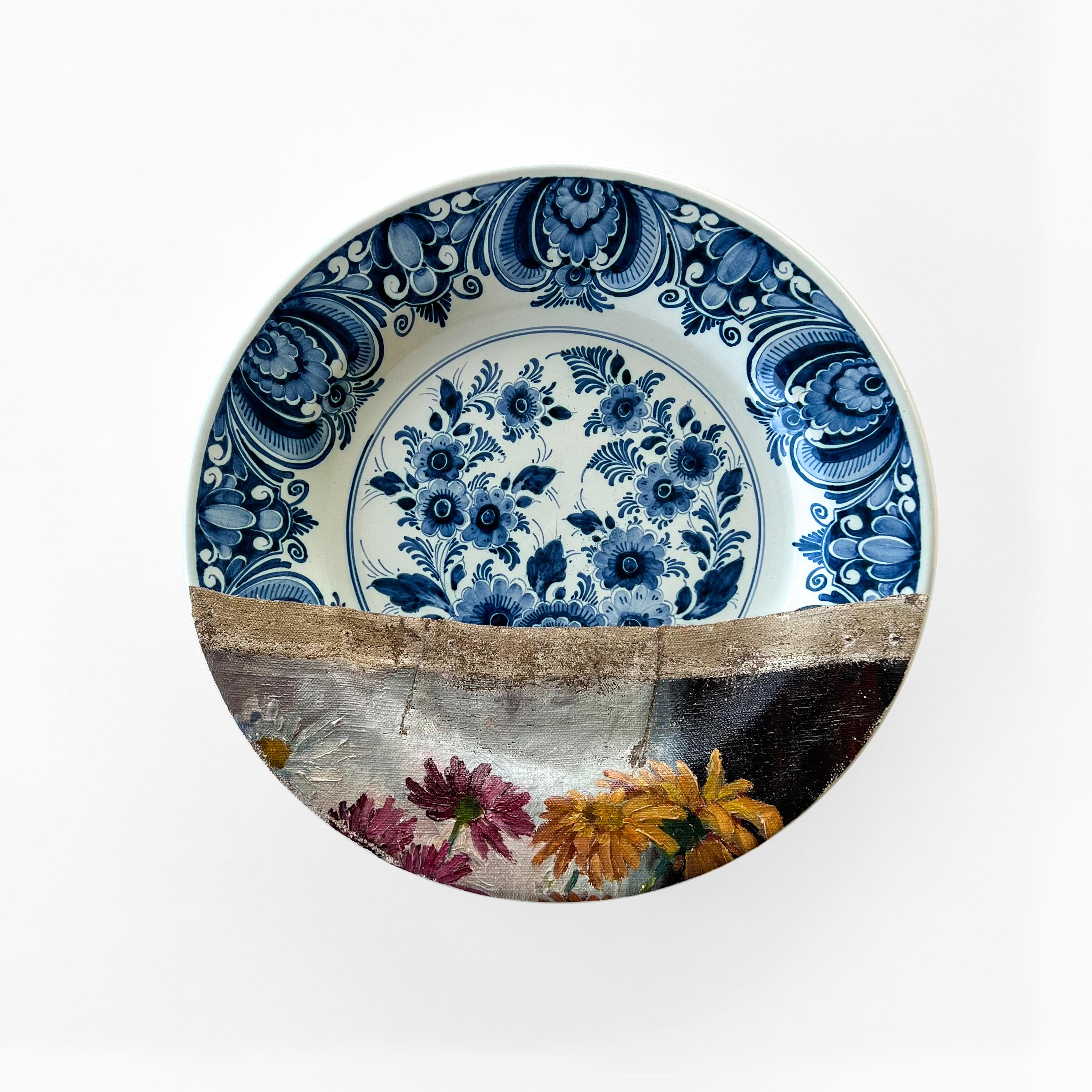 Bouquet in Salt Glazed Pitcher consists of 8 plates combined with a still life of a bouquet of chrysanthemums and asters in a pitcher in salt glazed stoneware.
This artwork includes 2 hand painted Delfts Blue plates: a large Delfts Blue plate from