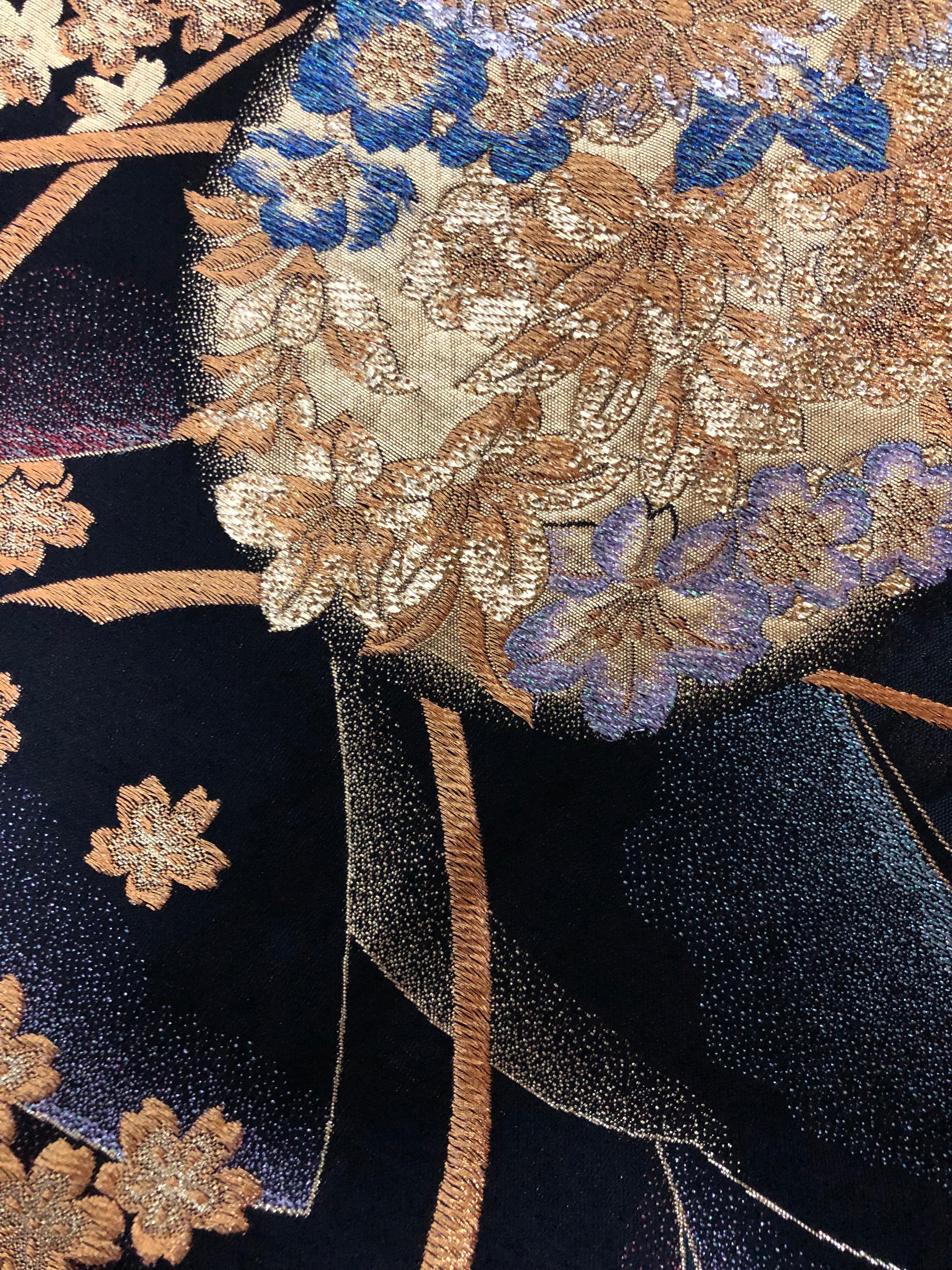 „Bouquet of Love“ von Kimono-Couture, Kimono Art / gerahmte Wandkunst / japanische Kunst (Bestickt) im Angebot
