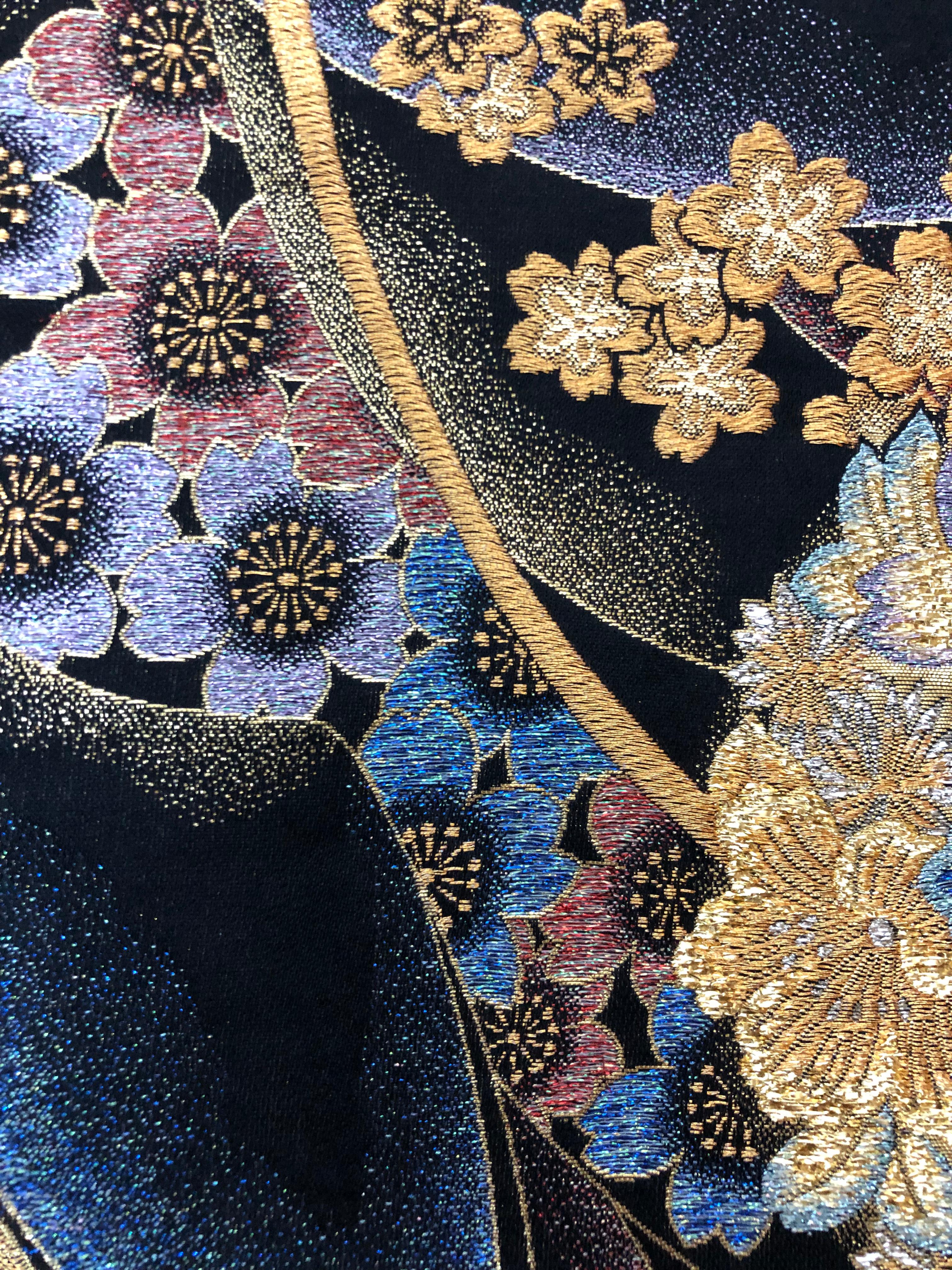 „Bouquet of Love“ von Kimono-Couture, Kimono Art / gerahmte Wandkunst / japanische Kunst (Stoff) im Angebot
