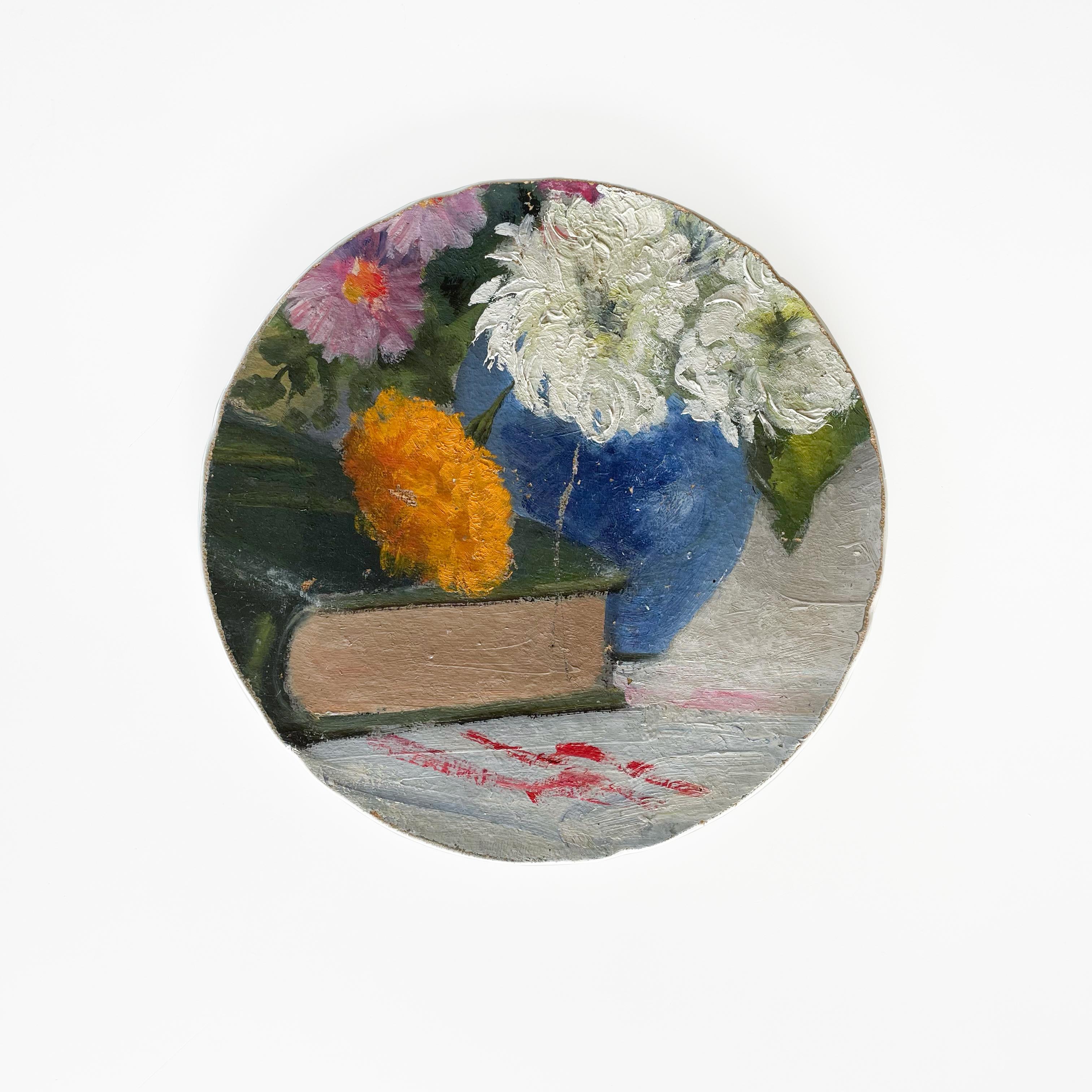 „Bouquet mit roter Salvia“ – Installation von Keramiktellern und Öl auf Leinwand im Angebot 4