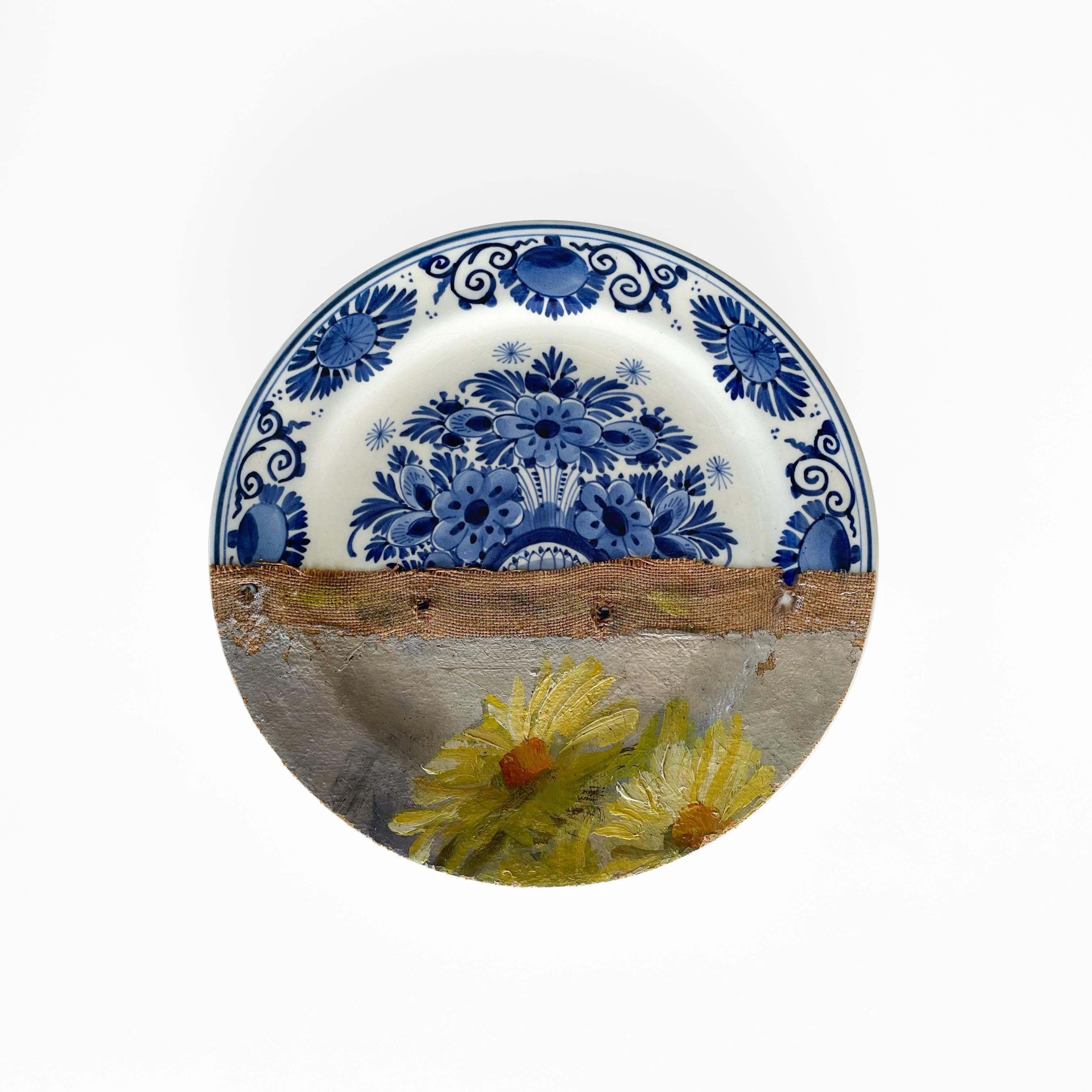 “La Ciotat” belongs to our “Altered Perspectives” series: assemblages of ceramic plates layered with a painting on canvas.
This artwork includes 5 South-East Asian plates combined with a painting on canvas featuring a sunny view of the French