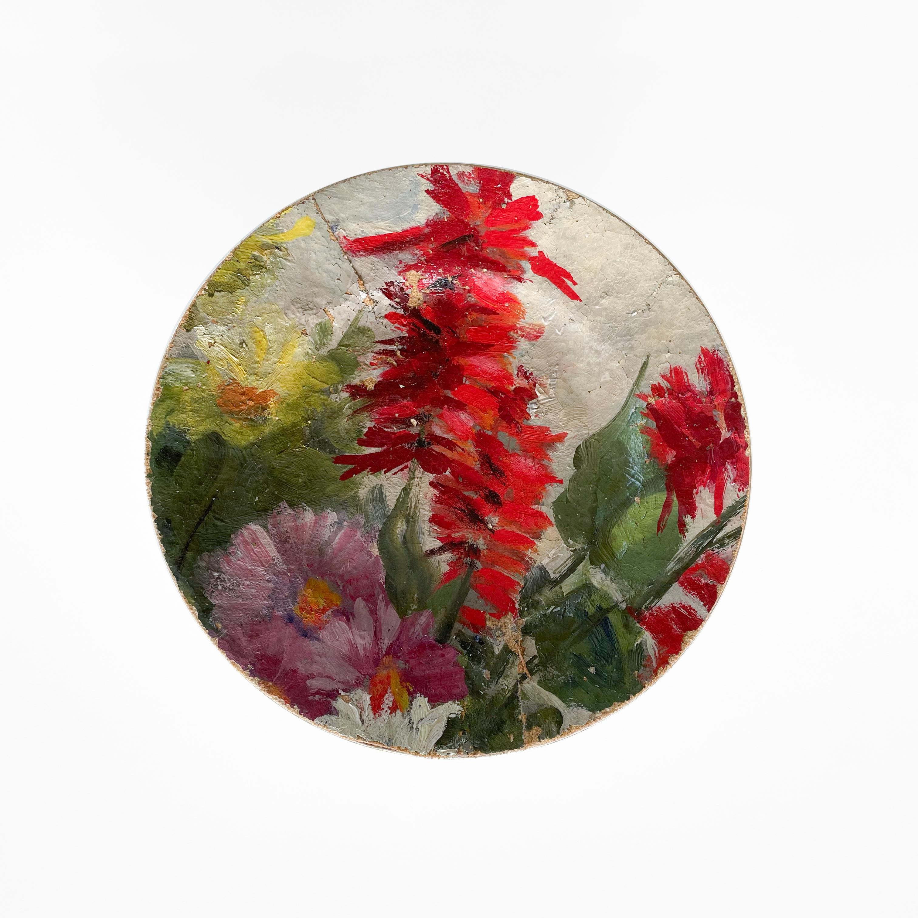 „Bouquet mit roter Salvia“ – Installation von Keramiktellern und Öl auf Leinwand (21. Jahrhundert und zeitgenössisch) im Angebot
