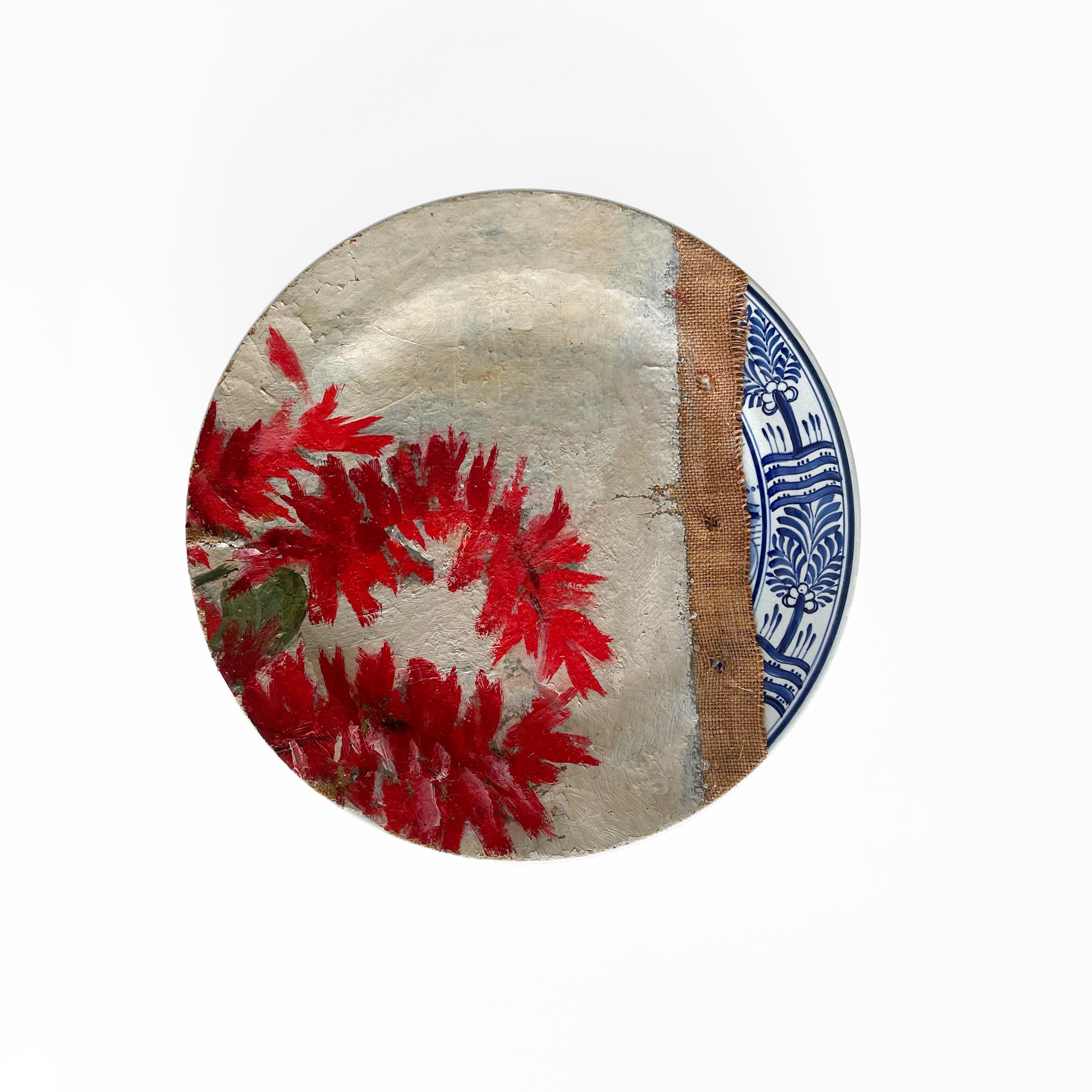 „Bouquet mit roter Salvia“ – Installation von Keramiktellern und Öl auf Leinwand im Angebot 1