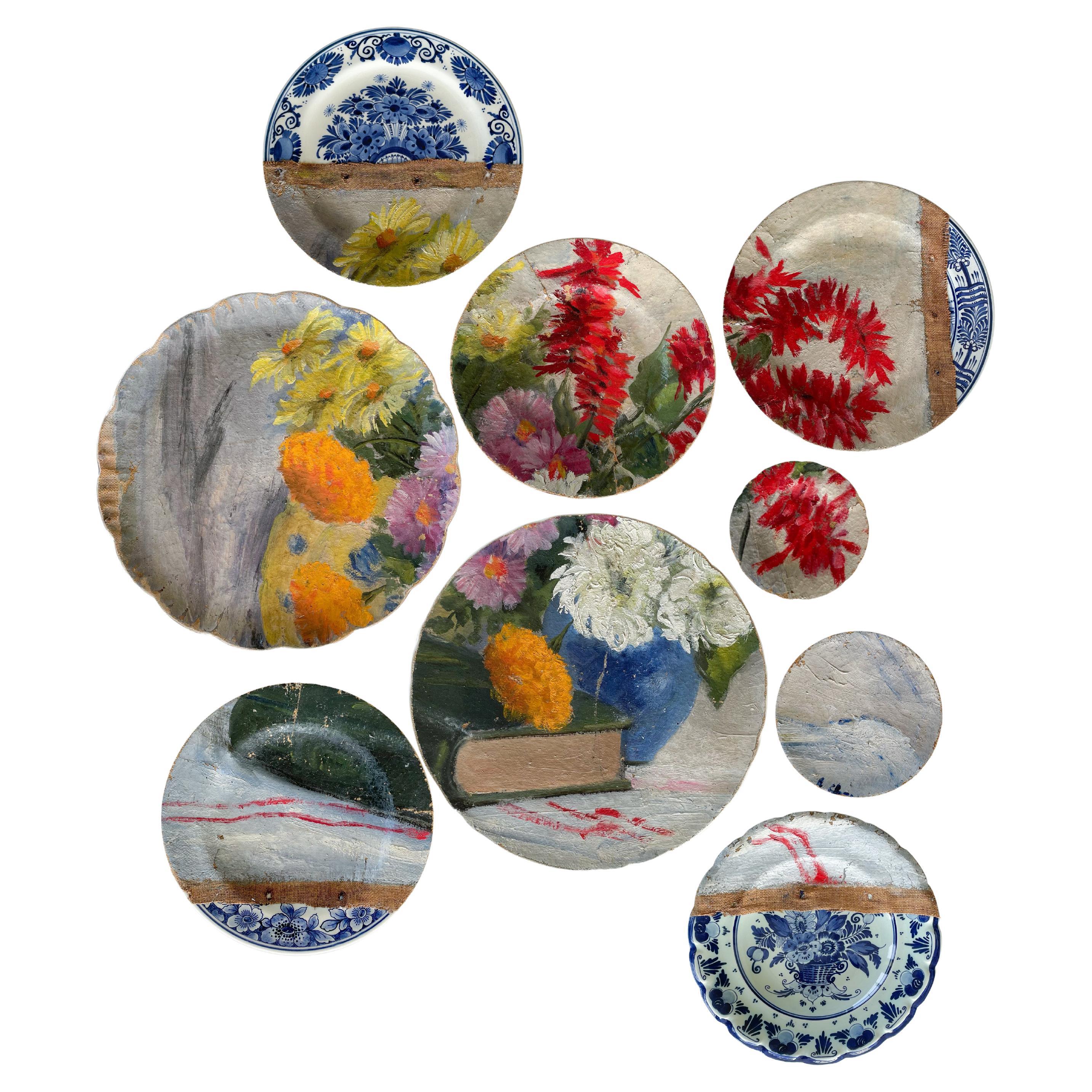 „Bouquet mit roter Salvia“ – Installation von Keramiktellern und Öl auf Leinwand im Angebot
