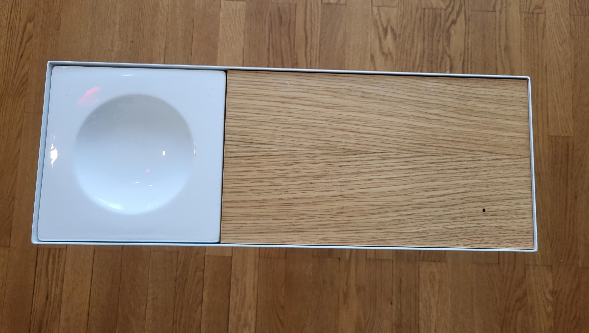 Bouts de canapé en métal laqué blanc et mélamine et céramique blanche
Design de Robin Day pour Habitat.
Le plateau en mélaminé bois est réversible il y a une face bois clair et une face bois plus foncé.
En superbe état . Quelques traces d'usures