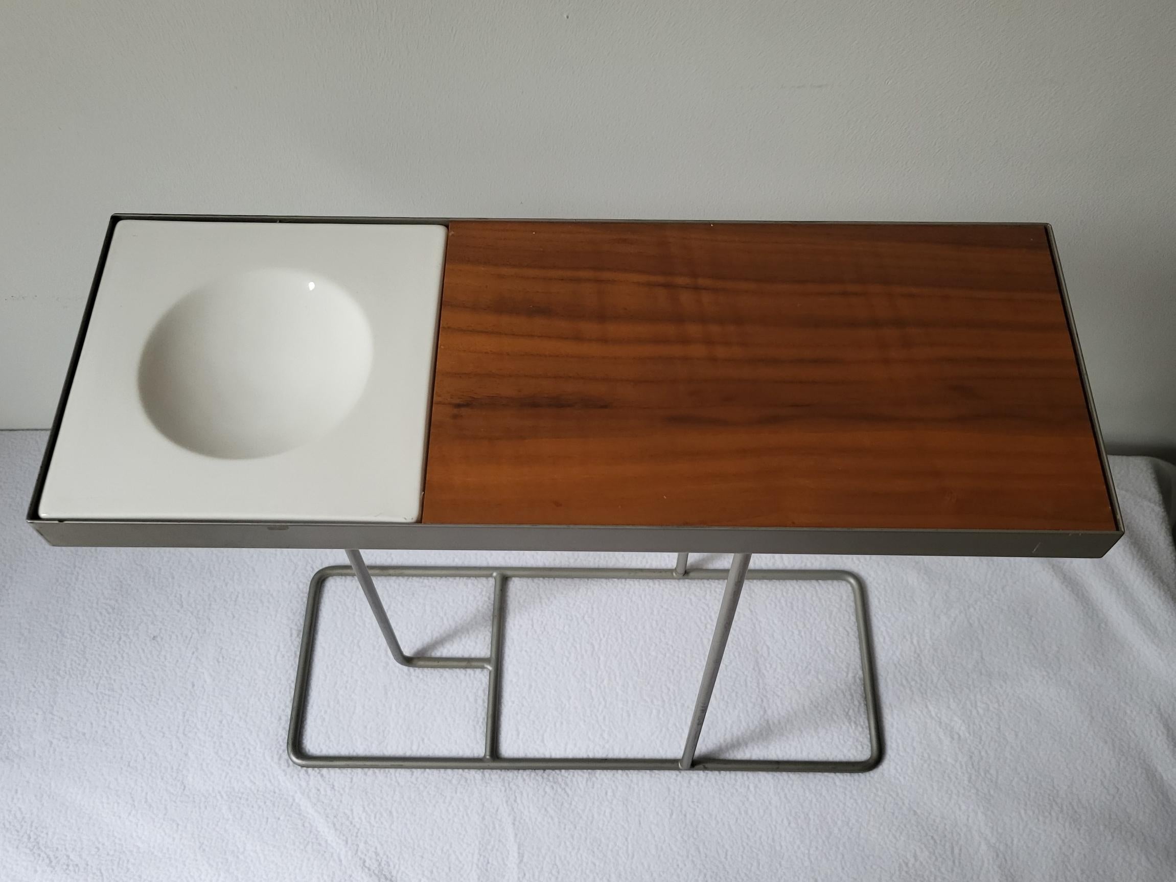 Il bout de canapé Robin Day, realizzato per Habitat International, è un elemento essenziale per chi cerca stile e funzionalità. Realizzato in metallo e legno, offre un'estetica moderna e contemporanea che si inserisce perfettamente in qualsiasi