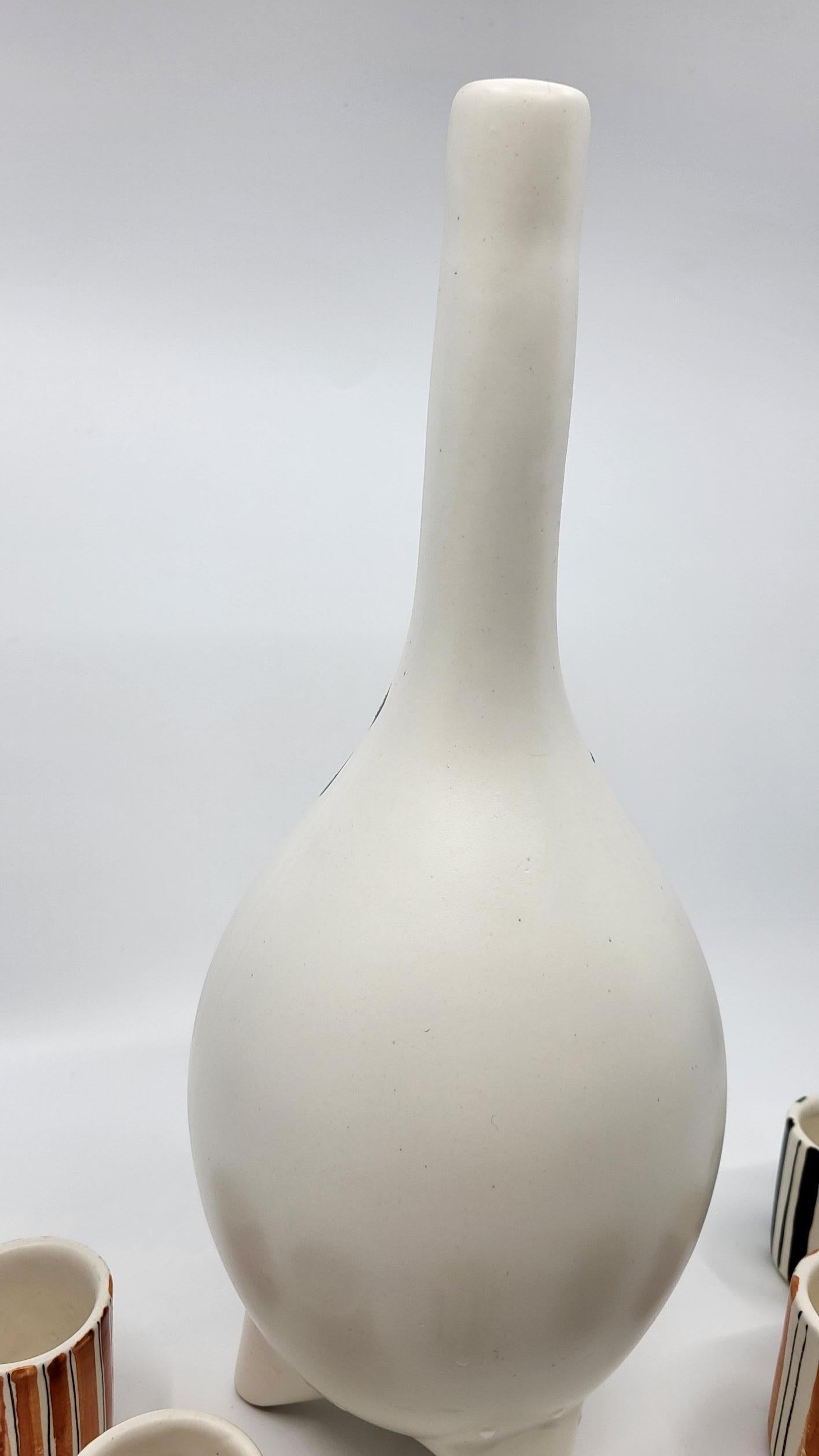 Bouteille et godets de Roger Capron en céramique Francaise French Riviera 1950 siglo XX en venta