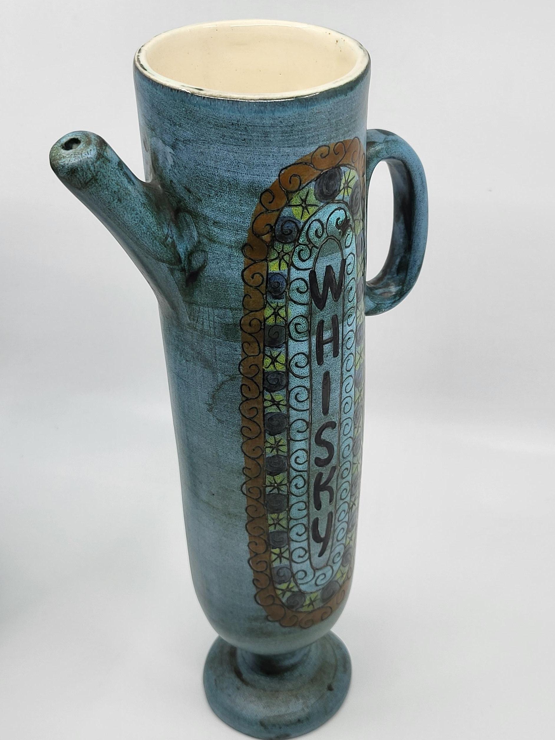 Bouteille de décoration whisky Jean de Lespinasse en céramique bleu.
 Une petite grenure à signaler au pied visible sur la photo sinon elle est en top état. 
Jean de Lespinasse(1896-1979) Fondateur de la Socfra qui produira des céramiques, dès la
