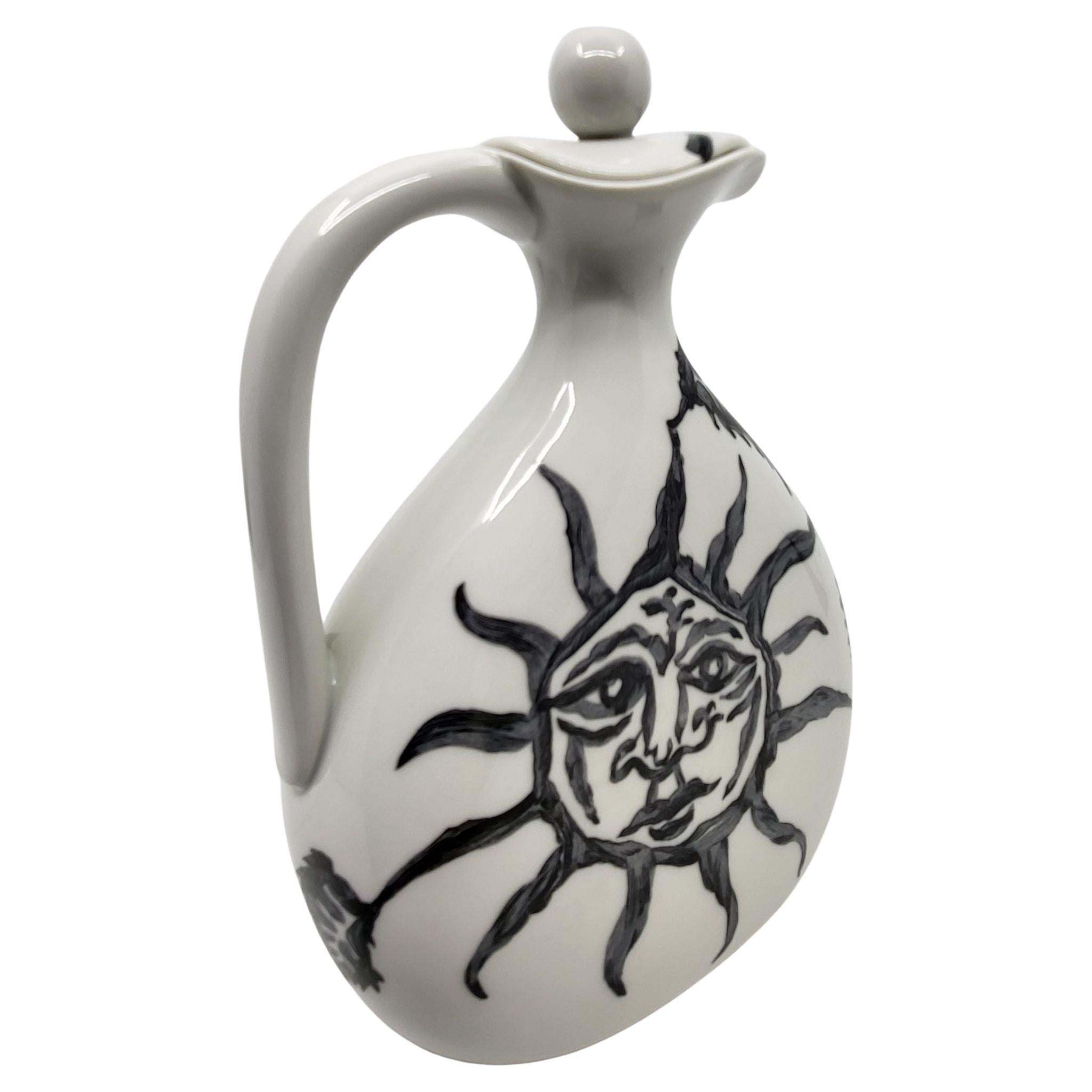 La bouteille en porcelaine blanche de Jean Lurçat, réalisée par Haviland Limoges dans les années 1960, incarne l'élégance et la créativité de cet artiste renommé. Avec son décor évoquant le soleil, ce flacon à liqueur ne se contente pas de capturer