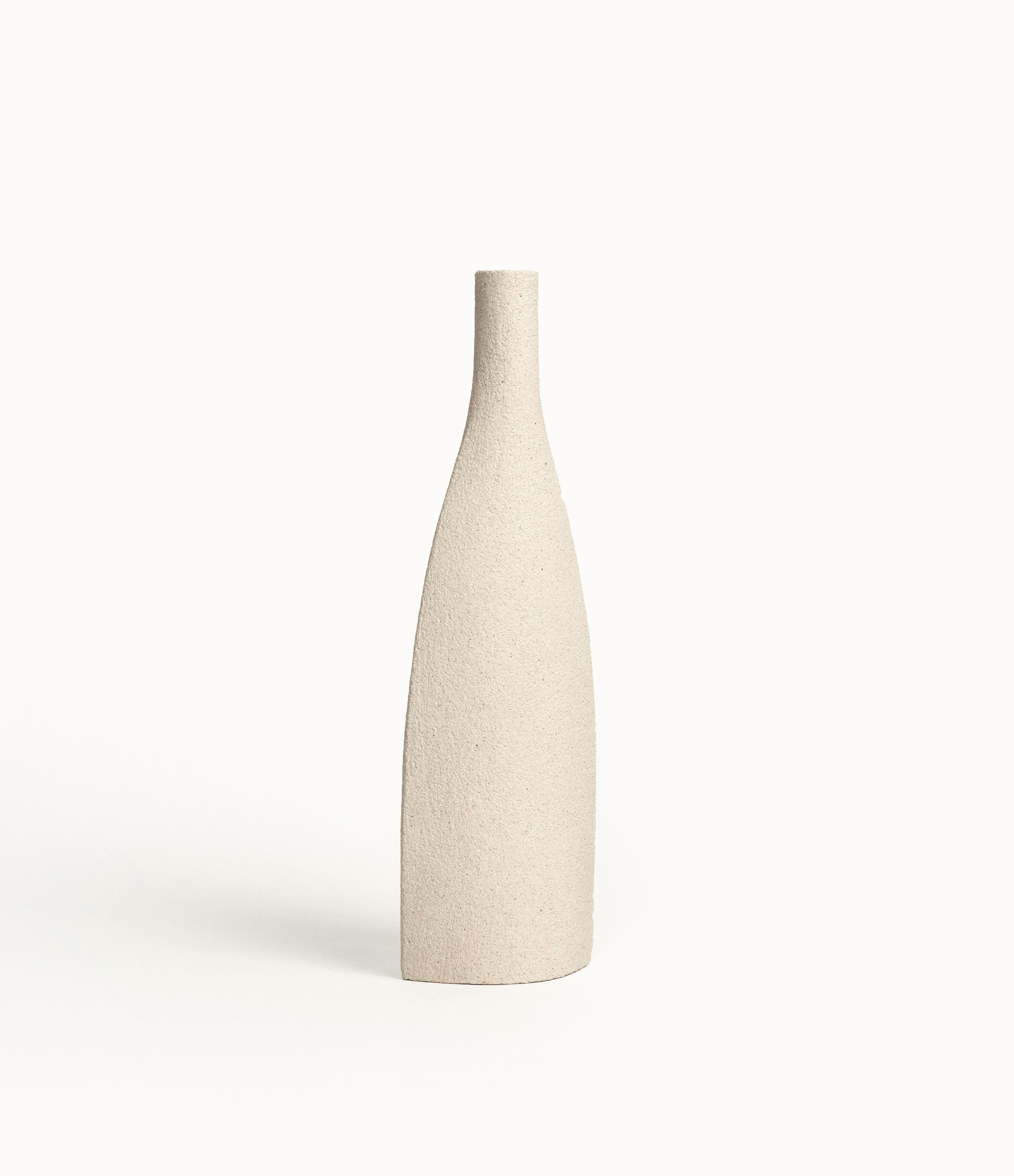 Bouteille [M] - White

Hand-crafted in our studio in France.

H: 28 CM / L: 10 CM
H: 11 INCH / L: 4 INCH.

- Stoneware fired at high temperature finished with transparent glossy glaze inside.
- Raw exterior showcasing the natural aspect of