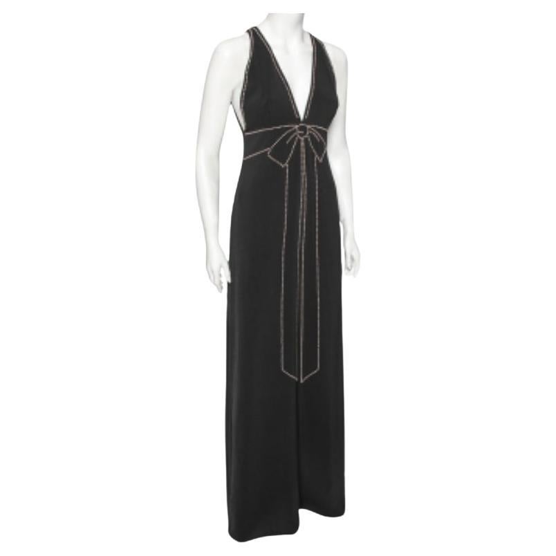 Este vestido de Boutique Moschino es todo gracia y estilo. Perfectamente entallado, tiene escote pronunciado, diseño sin mangas y cierre de cremallera. Los adornos en contraste ayudan a perfilar su silueta y crean un efecto de lazo en la parte
