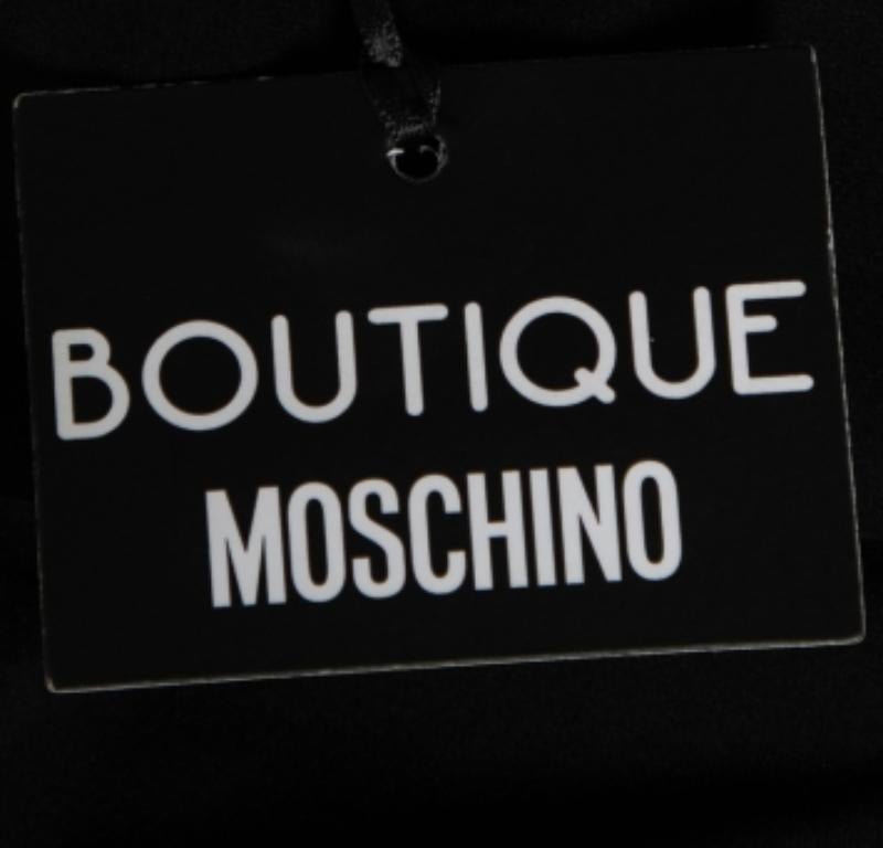 Boutique Moschino Bata de crepé negra con cuello redondo y detalle de lazo S en Bueno estado para la venta en Dubai, Al Qouz 2