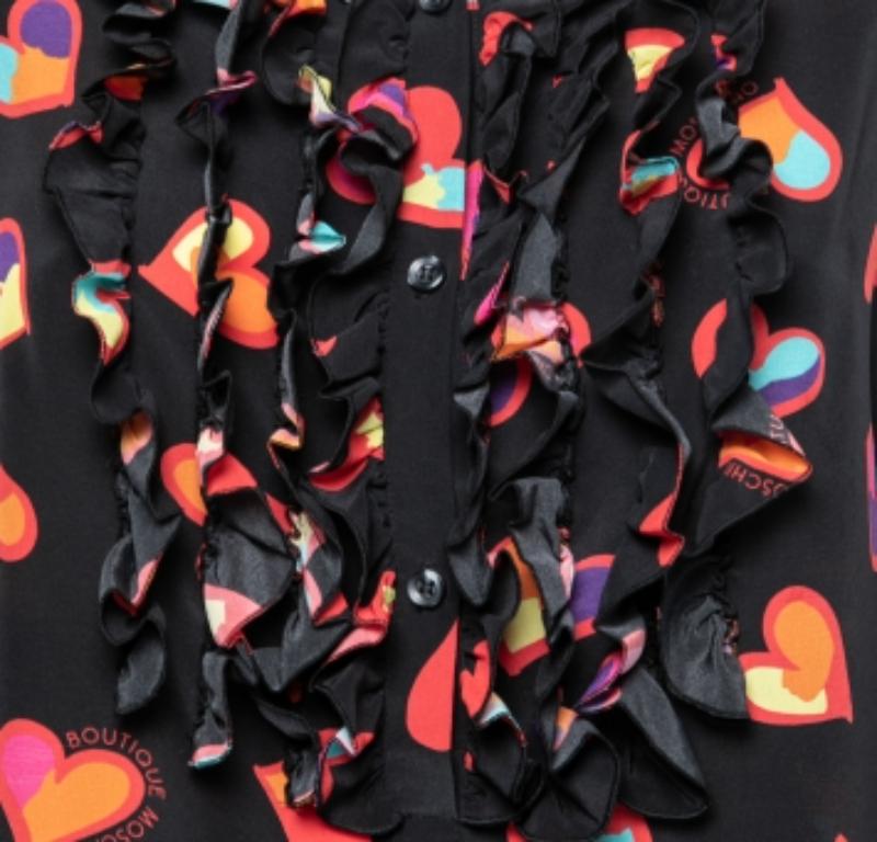 Los coloridos estampados de corazones cubren este top sin mangas de Boutique Moschino y lo convierten en una prenda elegante. Está confeccionado en seda y adornado con volantes en la parte delantera.