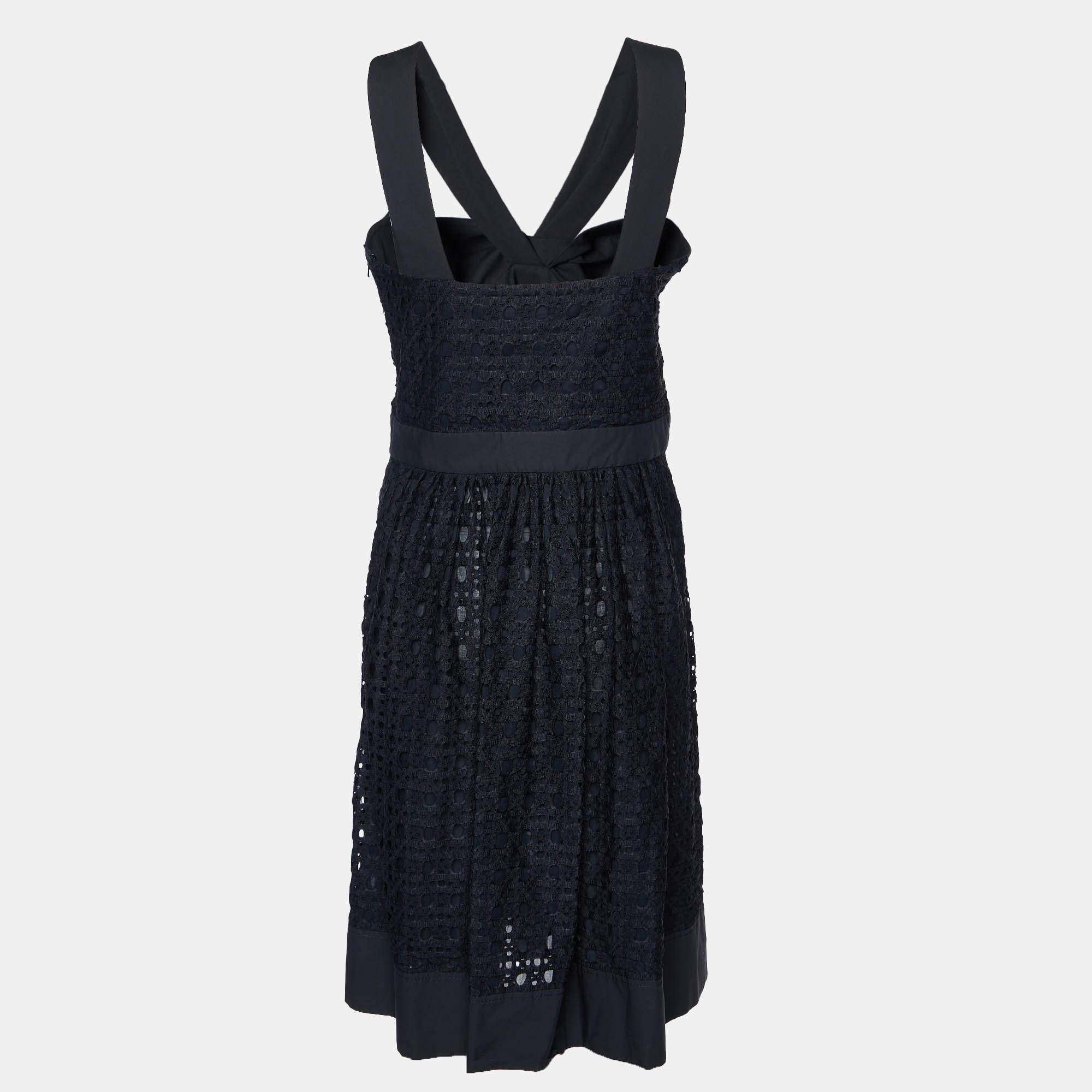 La finesse artistique et la silhouette féminine de cette robe de créateur témoignent du savoir-faire impeccable de la griffe en matière de confection. Il est cousu à l'aide de matériaux de qualité, a une bonne coupe et peut être facilement stylisé