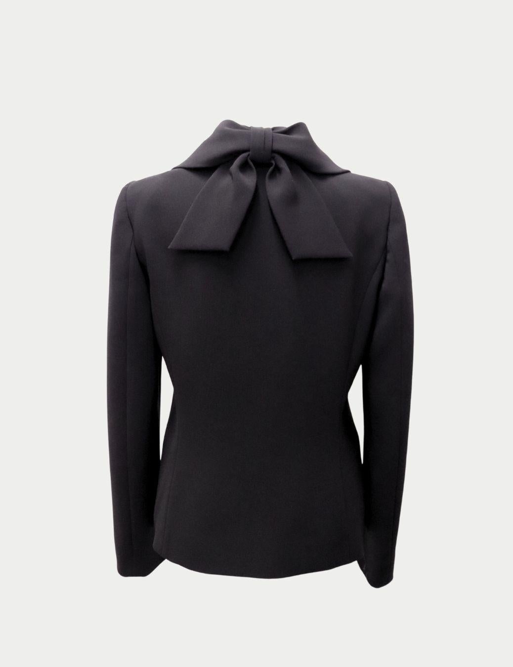 Boutique Moschino Schwarzer taillierter Blazer mit Schleife am Rücken

Mit diesem schwarzen, maßgeschneiderten Blazer von Moschino aus luxuriösem italienischem Stoff und einer geschmeidigen, strukturierten Silhouette wirkt Raffinesse mühelos. Dieser