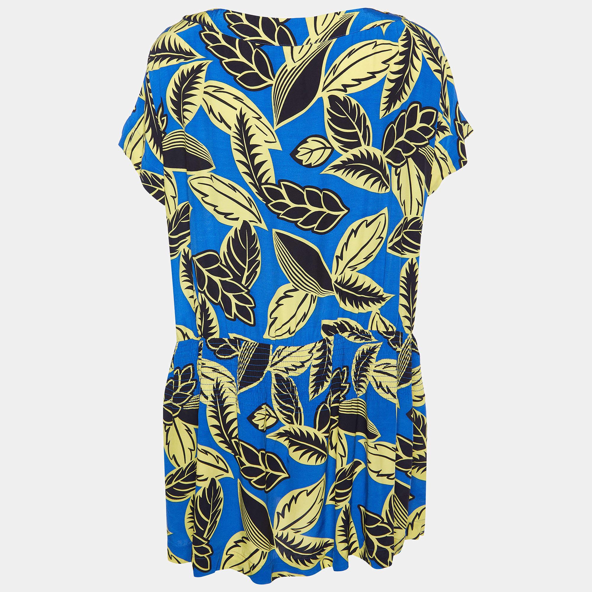 Sfoggia un look elegante indossando questo bellissimo abito firmato. Realizzato su misura con un tessuto pregiato, questo abito ha una silhouette chic per una vestibilità da incorniciare. Abbina la creazione con accessori chic e décolleté.