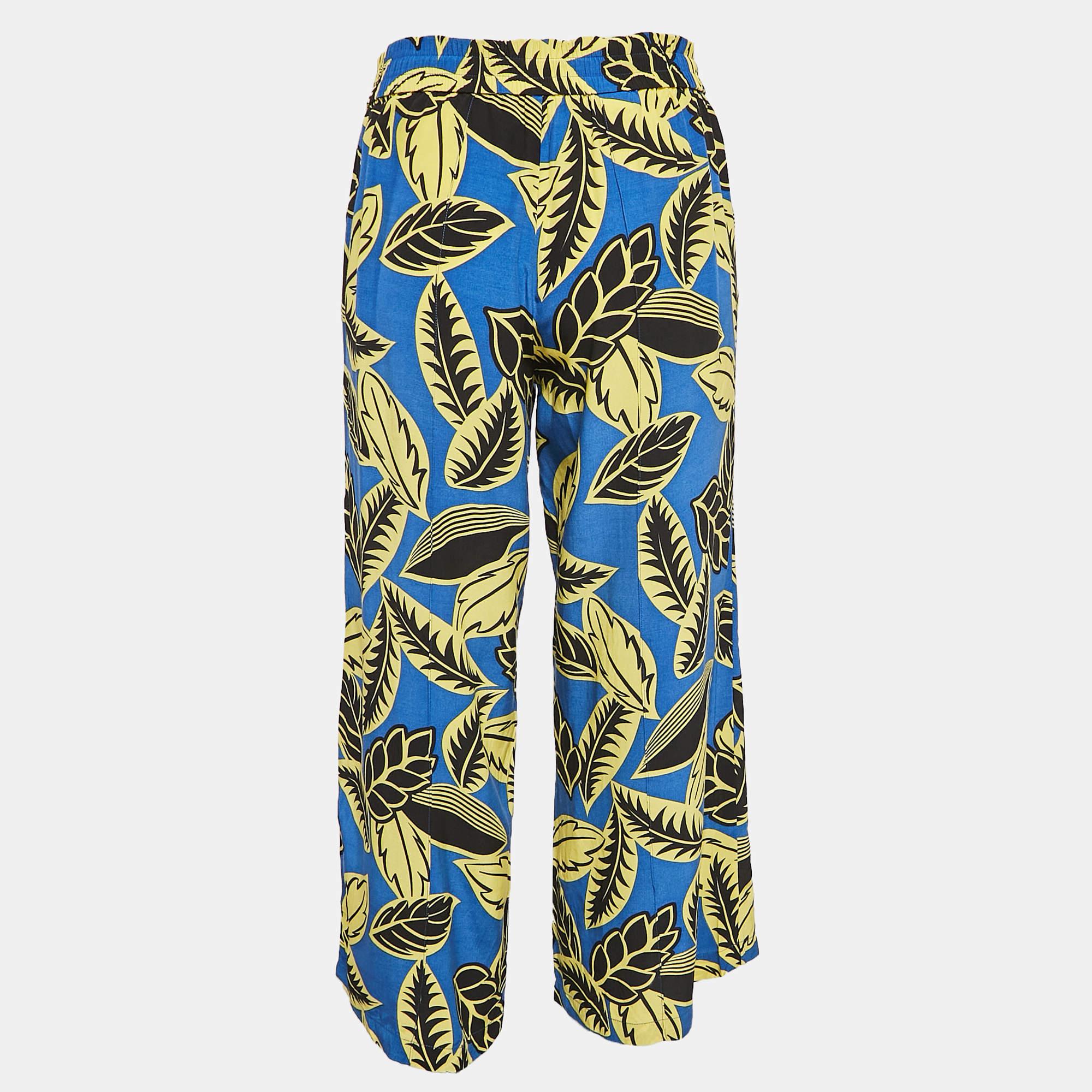 Boutique Moschinos smart and refined designs make the label a great choice when looking for stylish clothing. These blue trousers have a finely tailored silhouette and leaf prints that make them ideal for your casual edits.