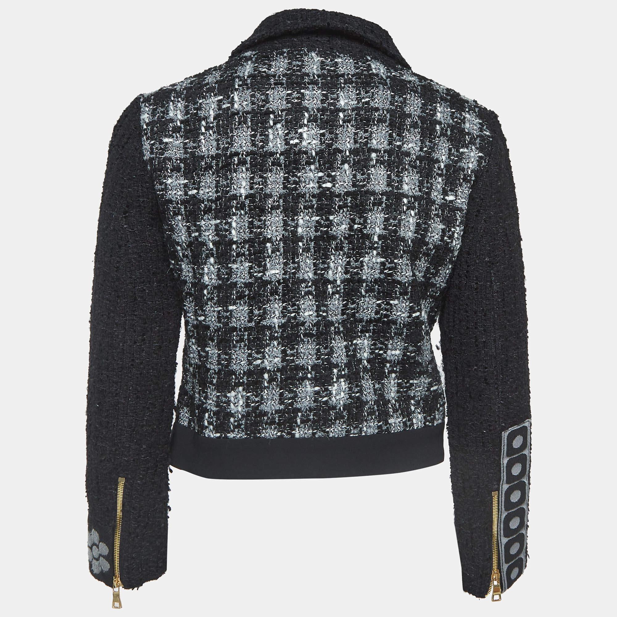 Infuse an extra dose of style into your outfit with this highly fashionable jacket. Tailored from quality materials it embodies a contemporary vibe and is filled with functional characteristics.