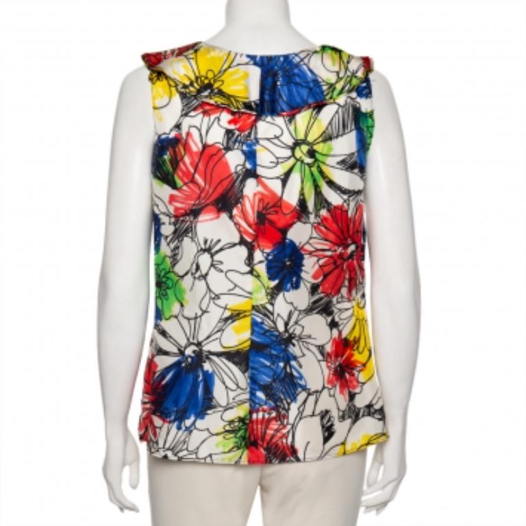 Dieses Oberteil von Boutique Moschino zeichnet ein wunderschönes Bild mit seinem mehrfarbigen Blumendruck, der künstlerisch und ätherisch wirkt. Es ist kunstvoll aus Seide gefertigt und zeigt sich mit einer hübschen Rüschenfront. Kombinieren Sie das