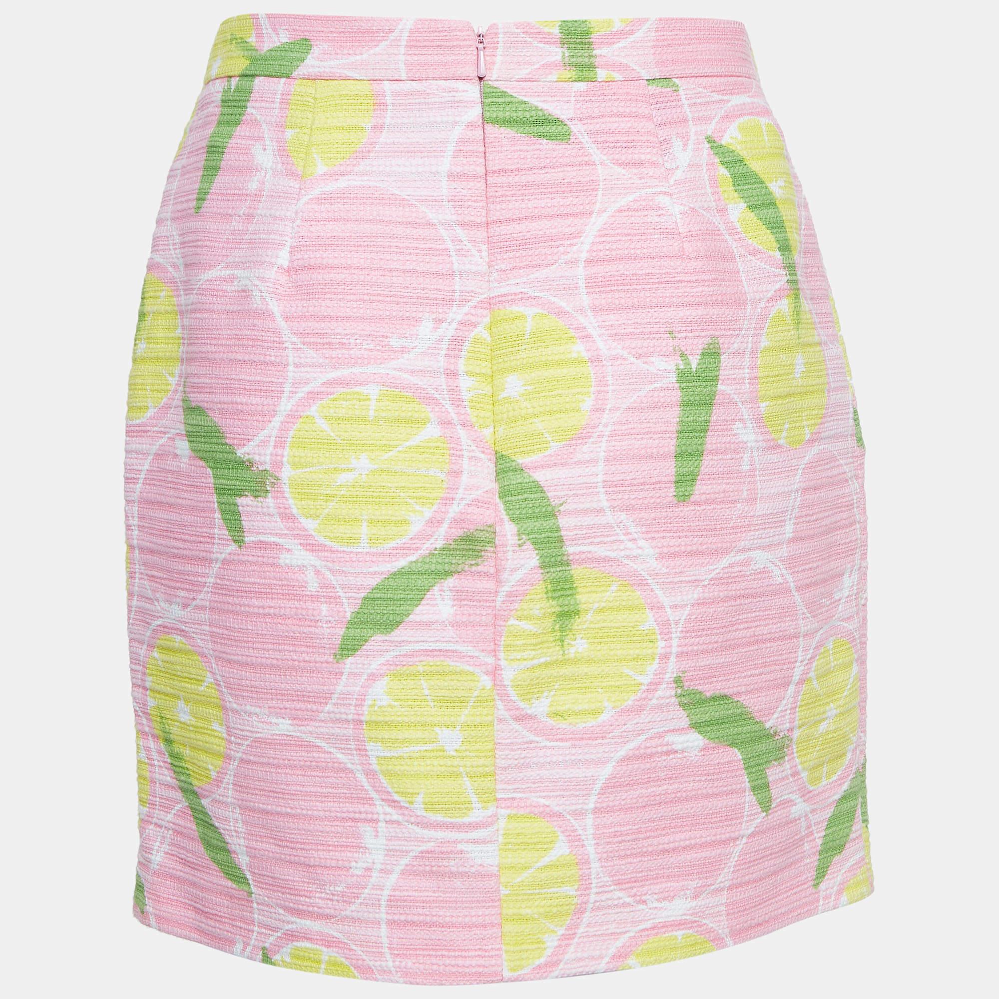 Abbraccia un fascino giocoso con la gonna di Boutique Moschino. Realizzato in cotone arioso, presenta un delizioso motivo di limoni nei toni del rosa, che trasmette una vibrante atmosfera estiva. La lunghezza mini aggiunge un tocco di civetteria al