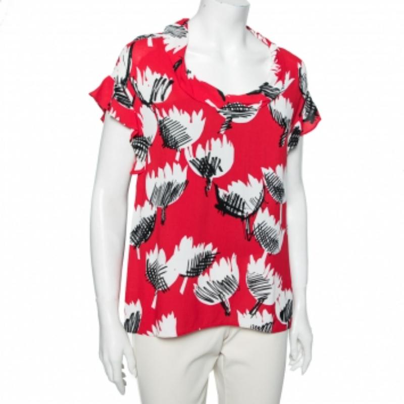 ¡Tu estilo será atractivo y admirable cuando lleves este precioso top de Boutique Moschino! Está cosida con tela de crepé roja estampada. Presume de formaciones de volantes y mangas casquillo. ¡Este top será tu elección favorita!
