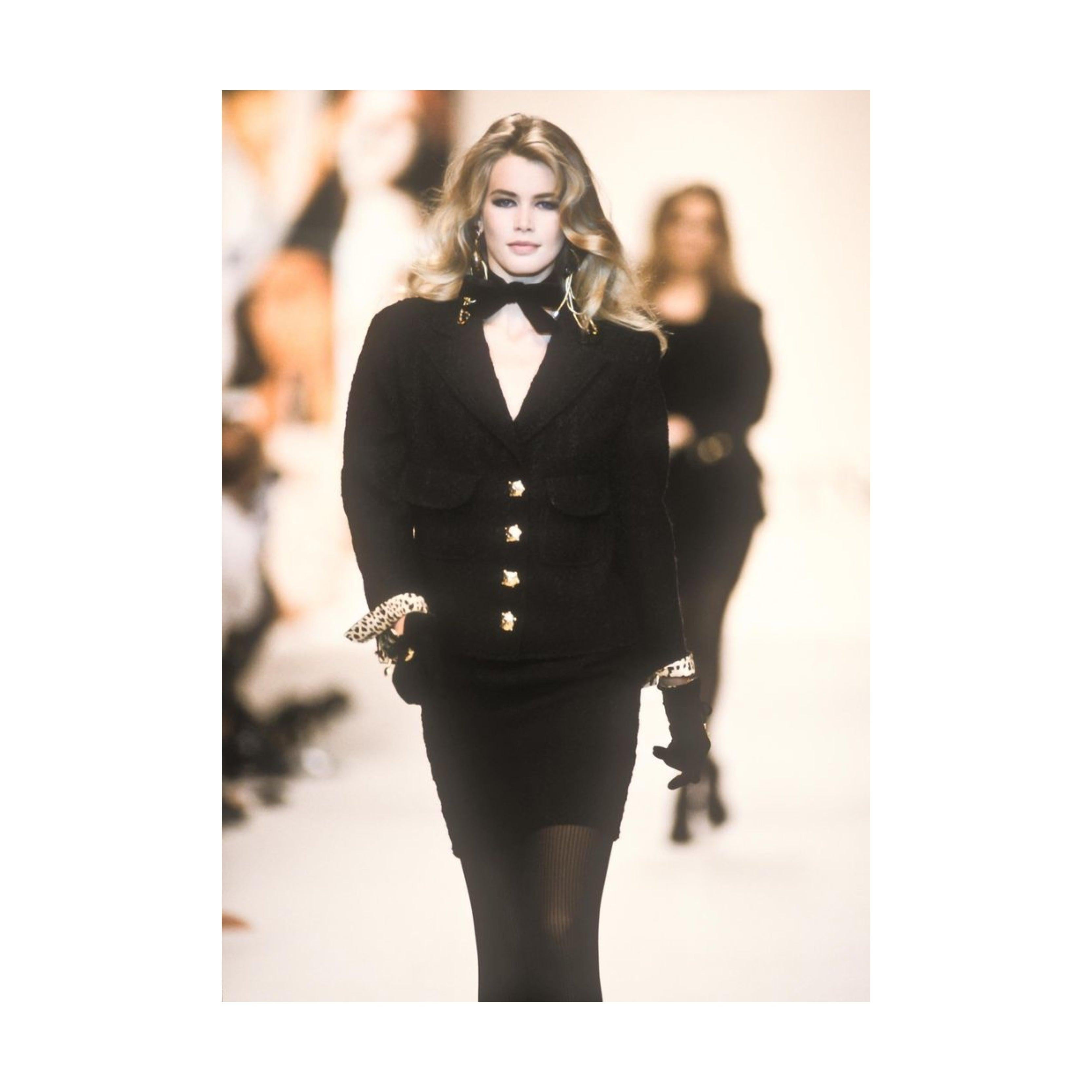Eleva tu vestuario con este conjunto Valentino Boutique de la colección Otoño 1991-1992. Confeccionada en lana texturizada en negro clásico, la chaqueta larga presenta un cuello de solapa con muesca y 3 llamativos botones dorados de tortuga,