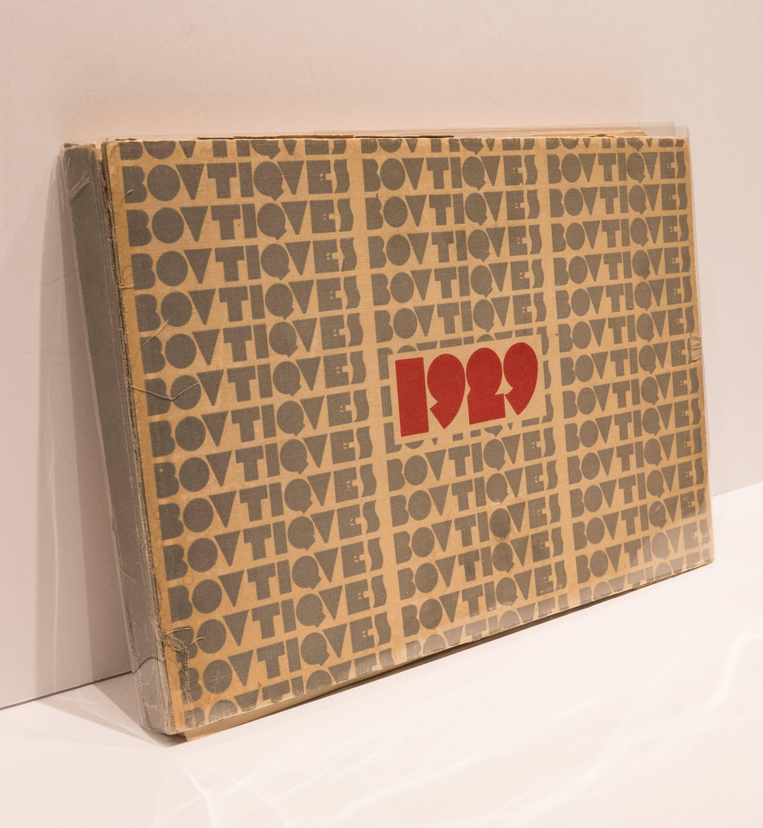 Portefeuille de magasins et boutiques parisiens Art Déco et début du modernisme, montrant à la fois les intérieurs et les extérieurs, édité par Roger Poulain et publié par Vincent Freal et Cie (Paris) en 1929. 72 (sur 72) planches détachées plus une