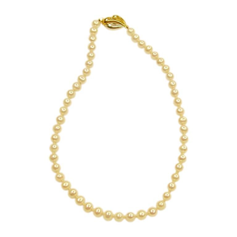 Bouton-förmige gemusterte Perlenkette mit 9 Karat Goldschnalle