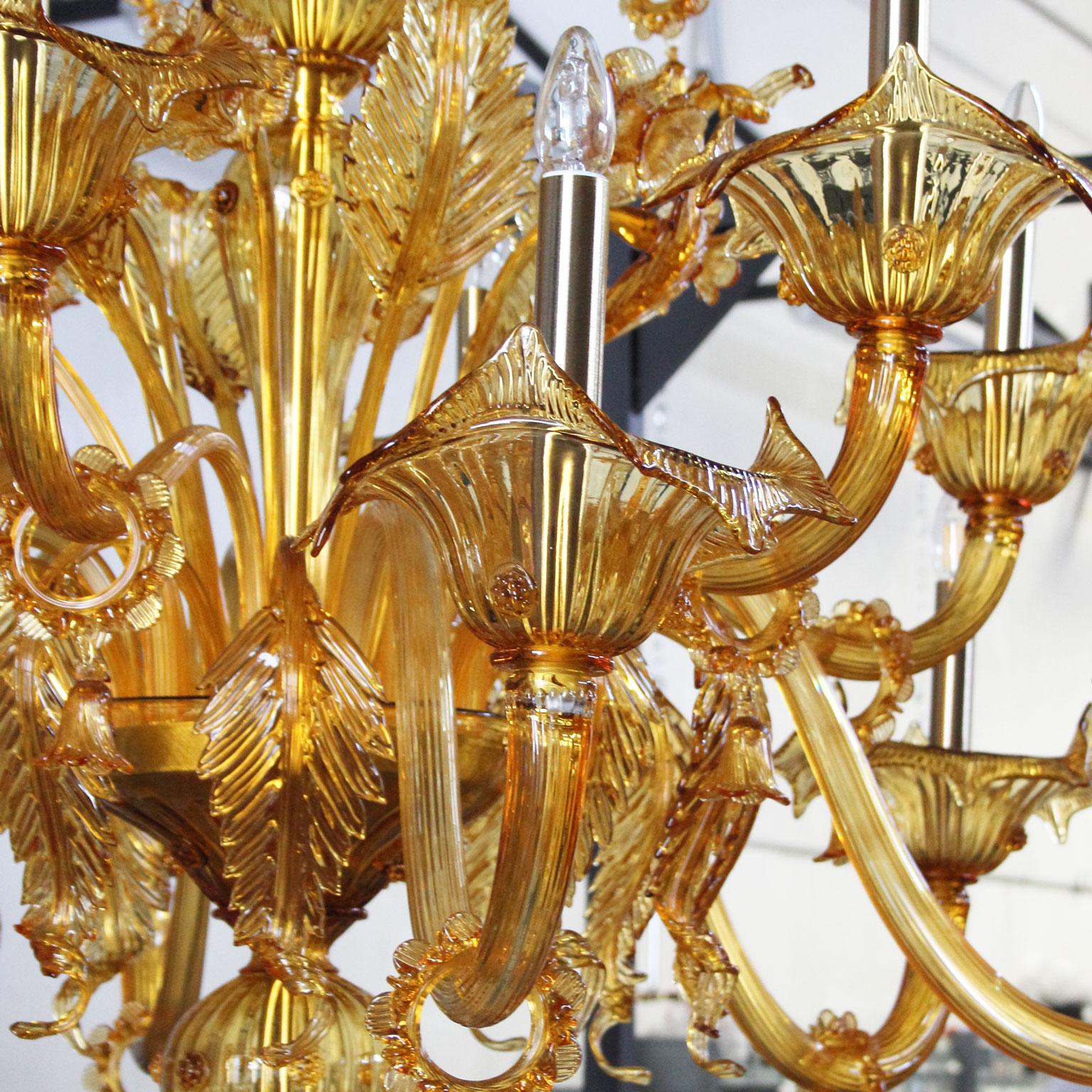 Bovary Kronleuchter, 42 Leuchten, dreistöckig, Bernsteinfarbenes Muranoglas von Multiforme

Bovary: eine Kollektion mundgeblasener Glaslüster und -lampen, die sich an den klassischen venezianischen Kronleuchtern mit Blumenmuster orientiert.
Die