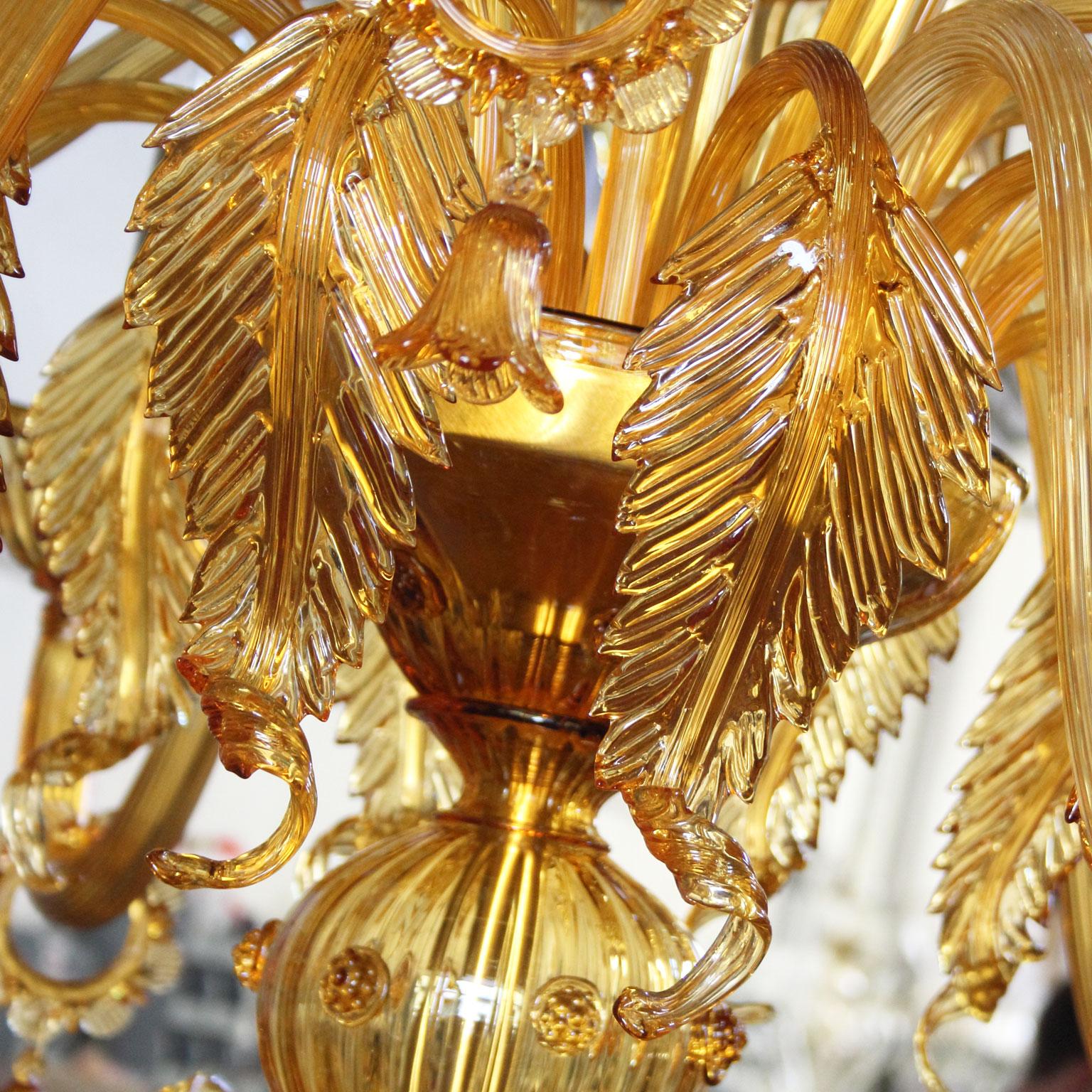 Autre Lustre de style vénitien, 42 bras, 3 étages, verre de Murano ambré, par Multiforme en vente