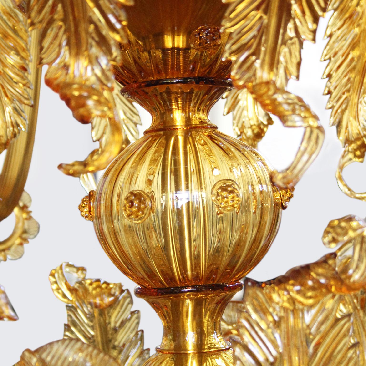 italien Lustre de style vénitien, 42 bras, 3 étages, verre de Murano ambré, par Multiforme en vente
