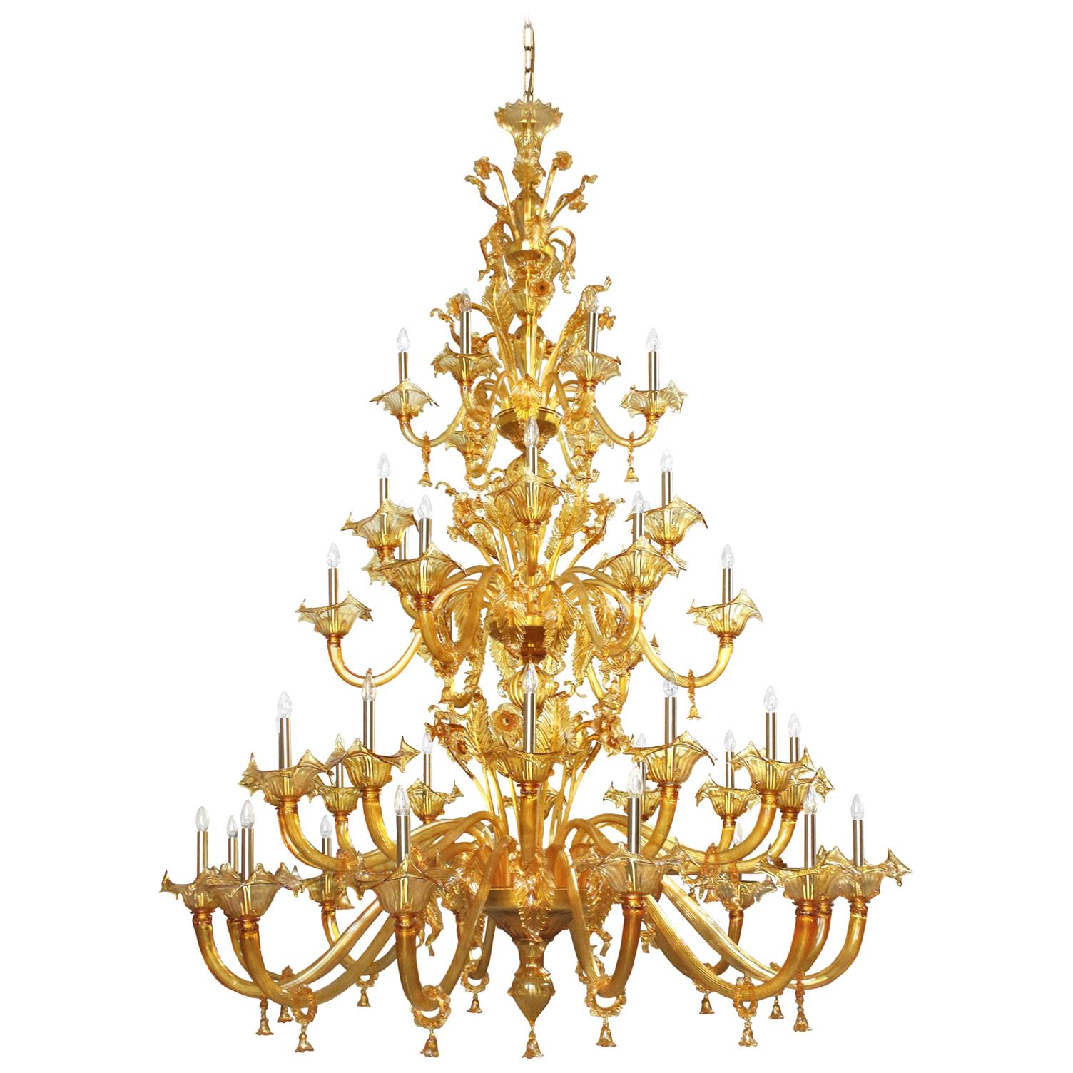 Lustre de style vénitien, 42 bras, 3 étages, verre de Murano ambré, par Multiforme en vente