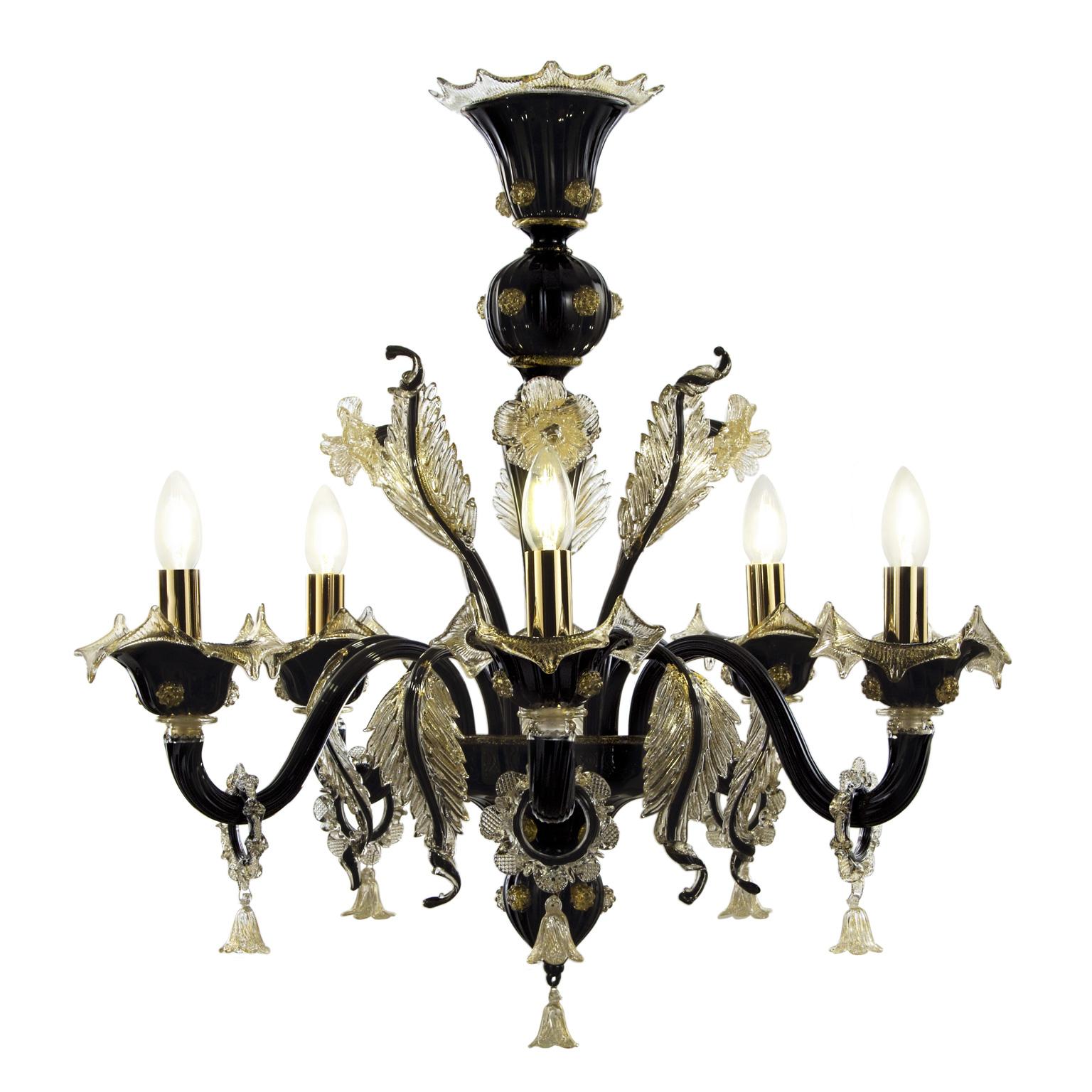 Il lampadario Bovary a 5 luci in vetro artistico nero con dettagli dorati di Multiforme è un lampadario di lusso che non passerà mai di moda.
Questa collezione si ispira ai classici lampadari floreali veneziani ed è disponibile in diversi colori,