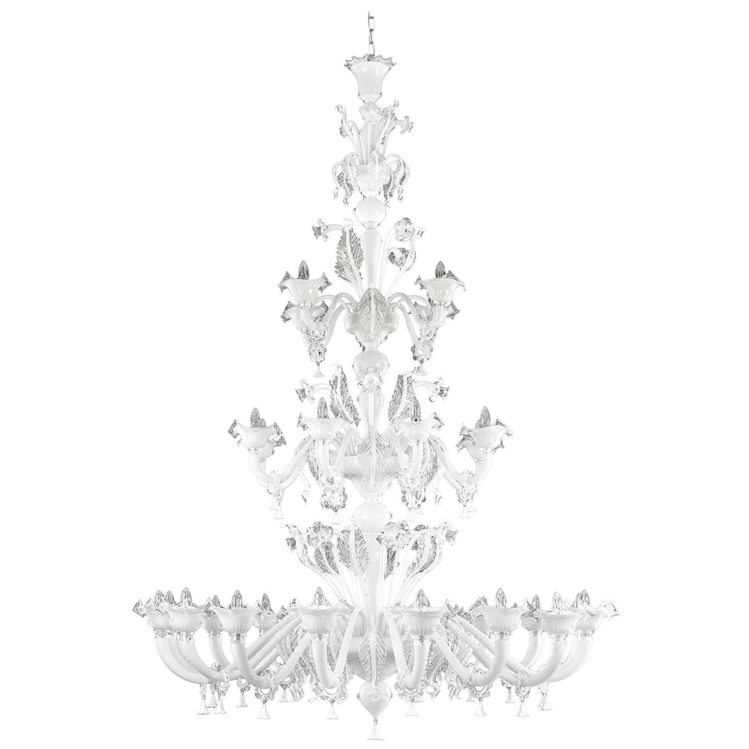 Lustre classique à 16+8+4 bras et 3 étages en verre de Murano blanc encastré par Multiforme en vente