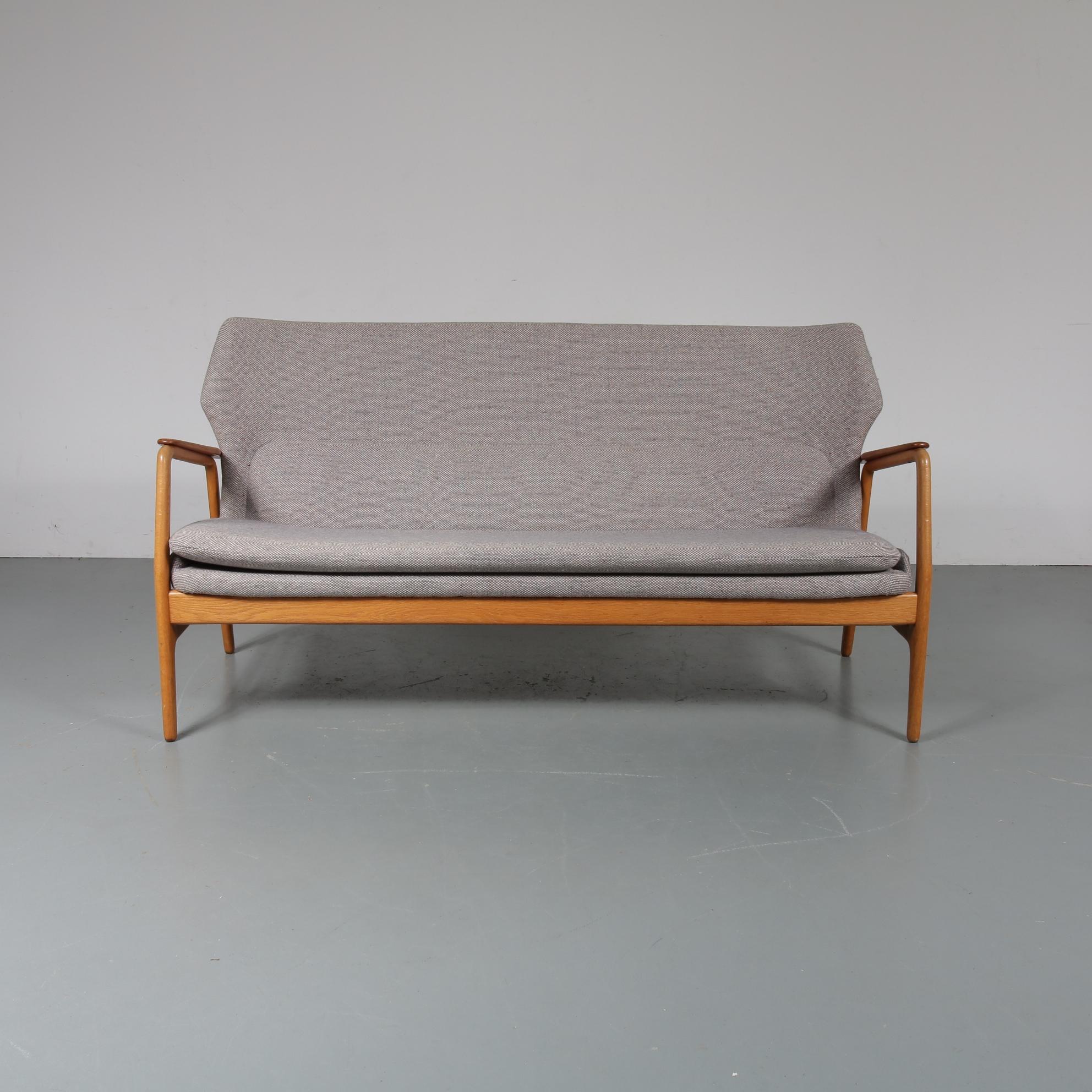 A stunning Bovenkamp sofa designed by Aksel Bender Madsen and manufactured by Bovenkamp in the Netherlands, circa 1950.

The sofa is upholstered in the finest quality beige fabric with a beautiful combination of oakwood base and teak armrests.