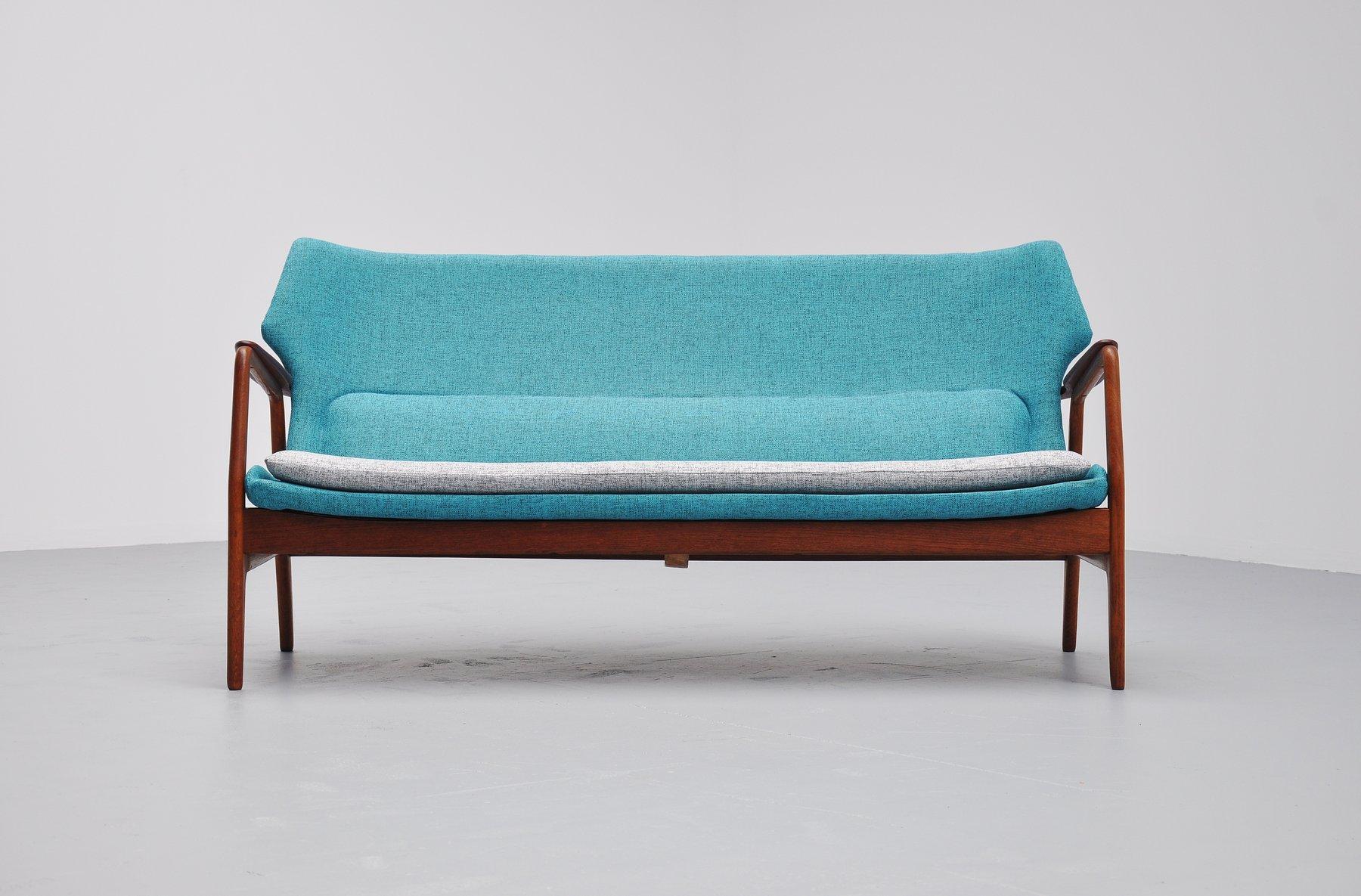 Fantastic lounge sofa designed by Aksel Bender Madsen for Bovenkamp, Holland 1960. Bovenkamp was known for its quality furniture and Danish import furniture. This sofa is completely newly upholstered including new foam. We choose a nice bright blue