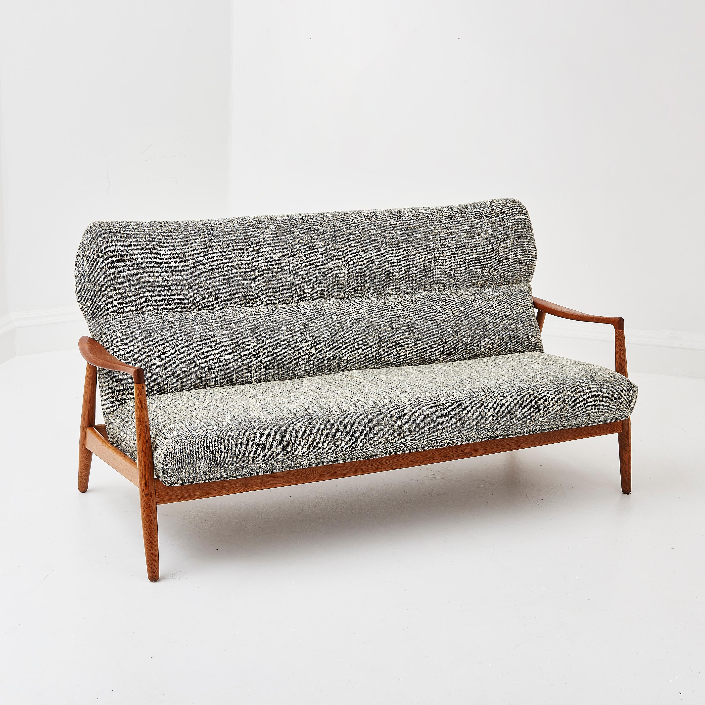Un divano vintage di Aksel Bender Madsen per Bovenkamp, 1960. 

Con una struttura in Oak e braccioli in teak, è un pezzo di alta qualità e senza tempo. 

Rivestito di recente con un tessuto di lana a trama multicolore. 

Questo divano/seduta è un