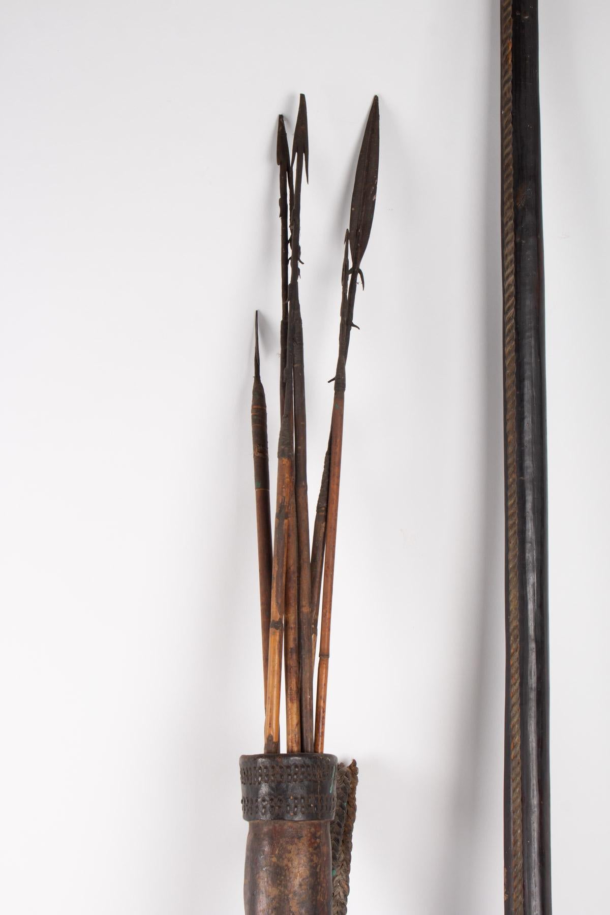 Bow and arrows of South America, antiquity of the 19th century. 6 arrow
Arrows: H 120 cm
Quiver: H 60 cm, D 6 cm.
