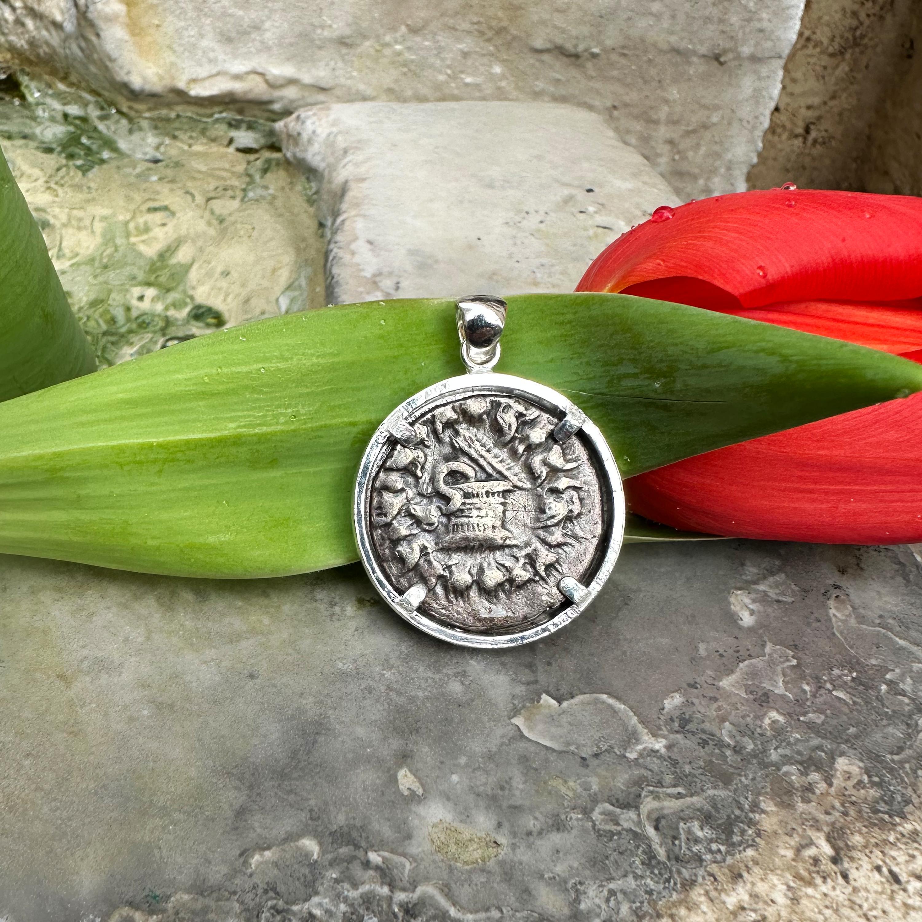 BOW BEETWEN TWO SNAKES Pendentif authentique pièce grecque ancienne 190-133 avant J.-C. en vente 1