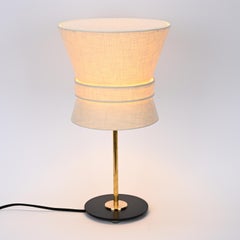 Lampada da tavolo con paralume in ottone e tessuto color crema 'Bow' di Daniel Enoksson per Örsjö